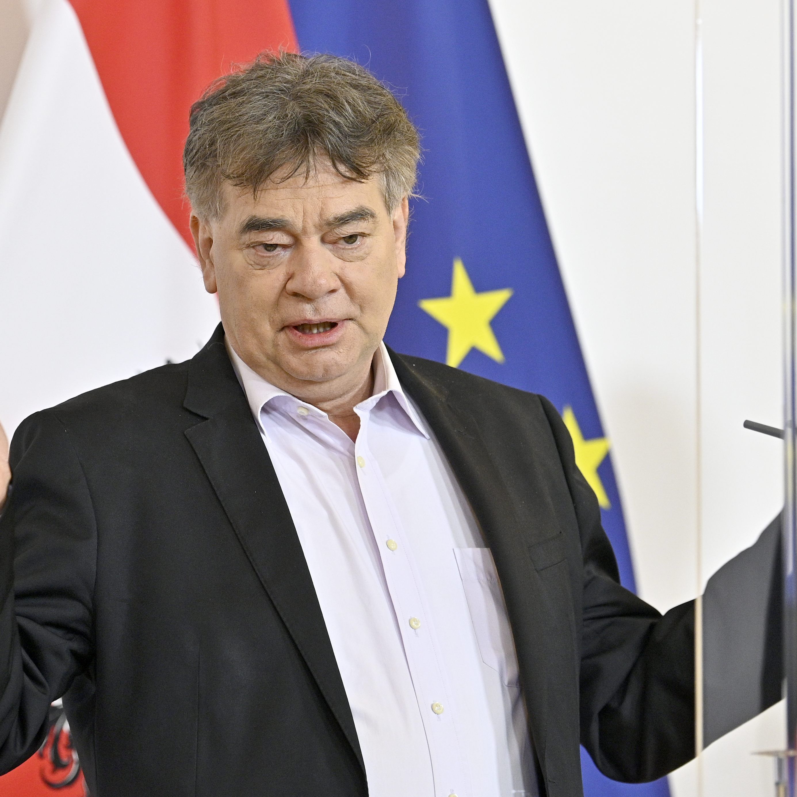 Sportminister Werner Kogler hat hoffentlich nicht nur Augen für den Fußball.