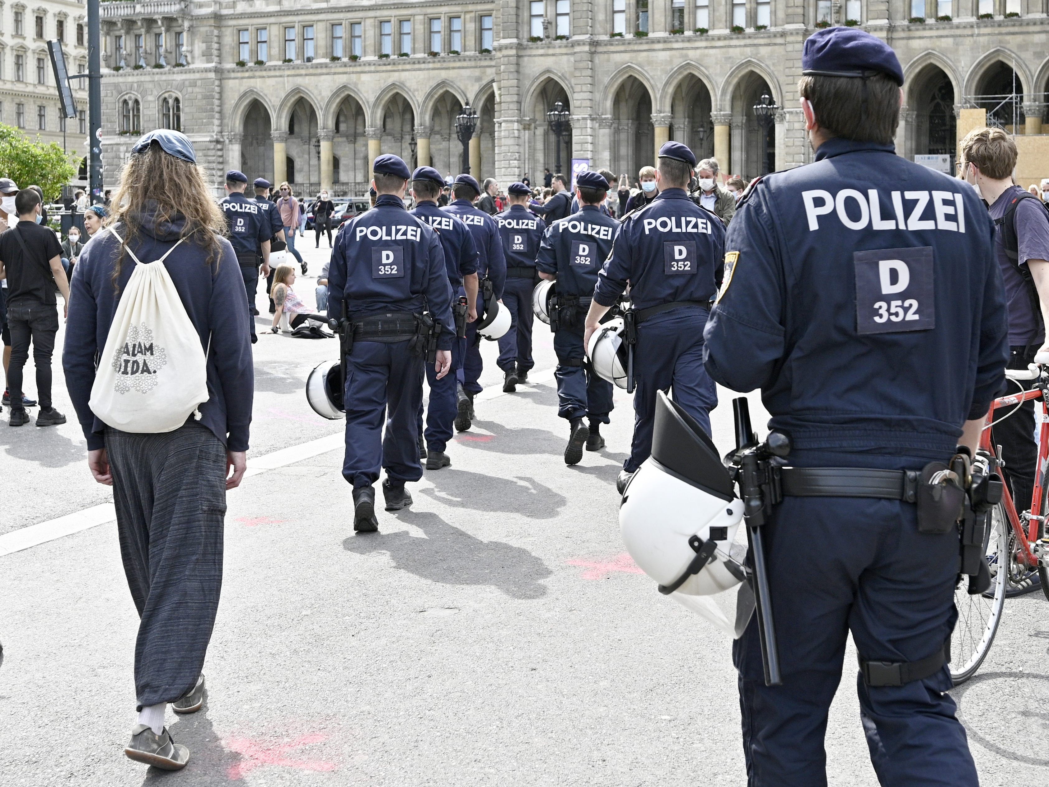 Neben den Mayday-Demonstranten war auch reichlich Polizei anwesend. Neben den Mayday-Demonstranten war auch reichlich Polizei anwesend.