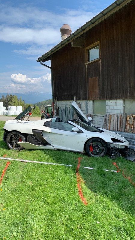 Unfall mit einem McLaren-Supersportwagen.