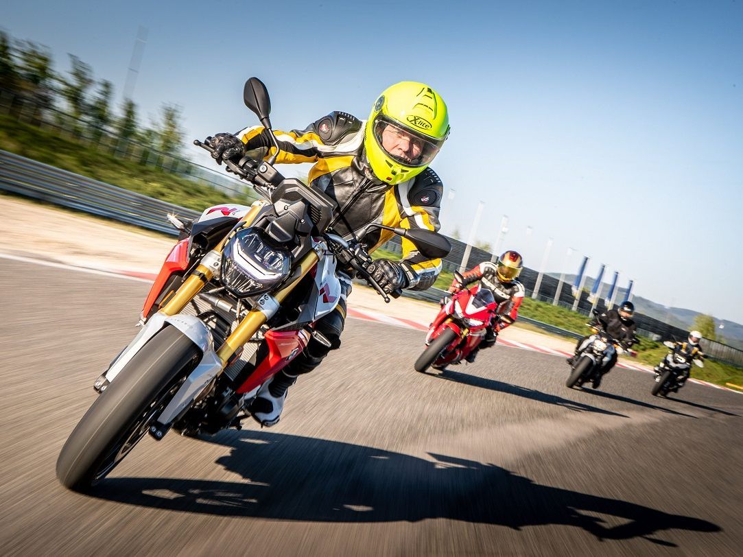 Auf den Motorradsommer sollte man sich mit einem entsprechenden Training vorbereiten. Auf den Motorradsommer sollte man sich mit einem entsprechenden Training vorbereiten.