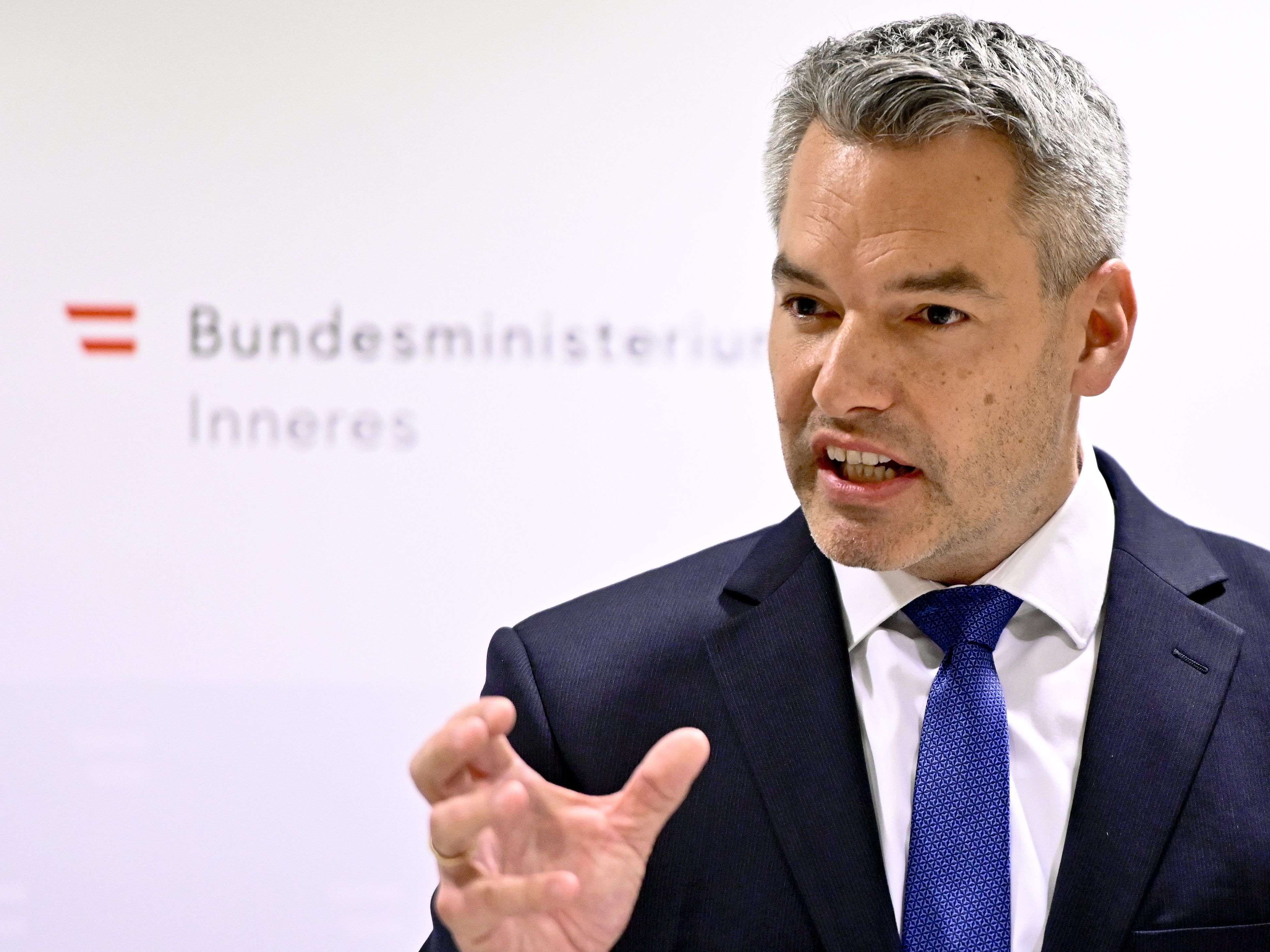 Innenminister Karl Nehammer verbreitet Angst und Panik. Innenminister Karl Nehammer verbreitet Angst und Panik.
