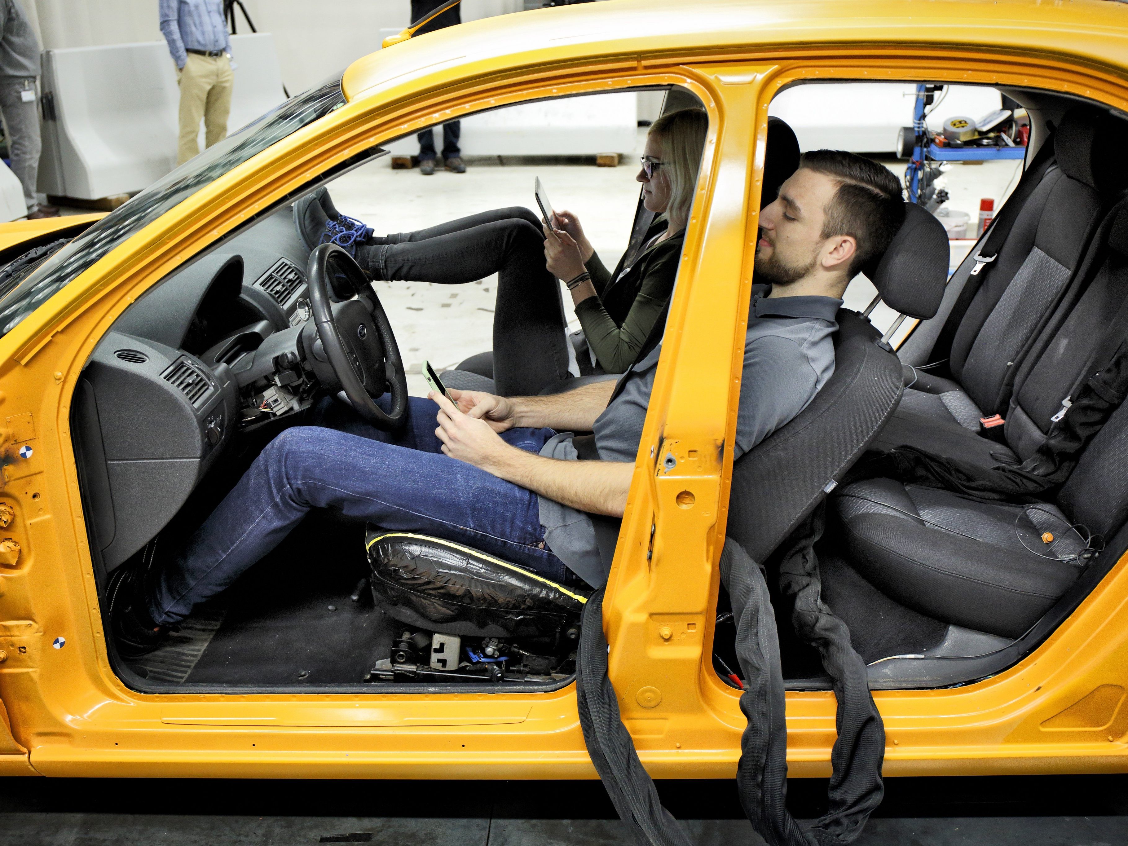 Eine zurückgelehnte Sitzposition oder Füße am Armaturenbrett können schwere Verletzungen verursachen.