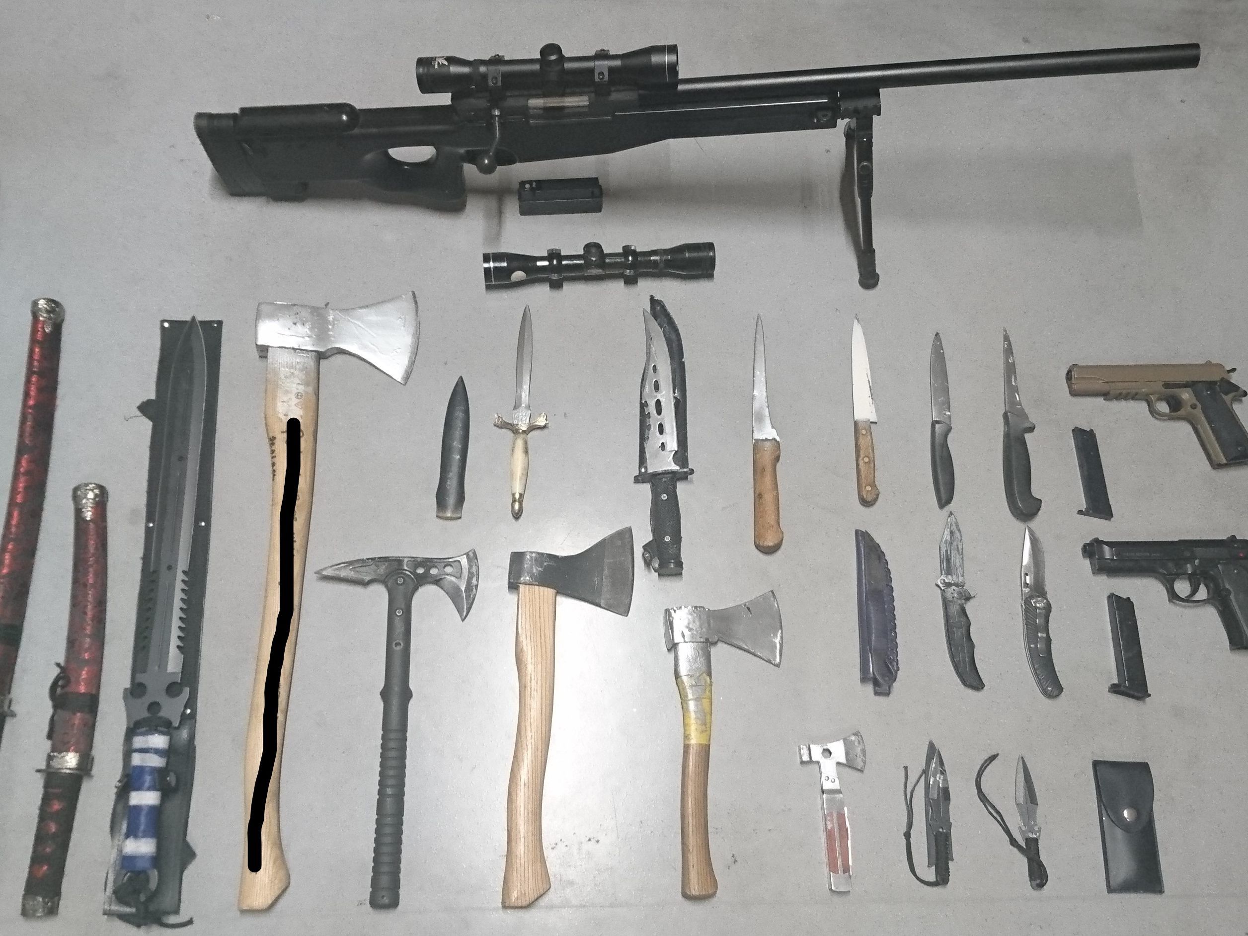 In der Wohnung des 28-Jährigen wurden zahlreiche Waffen sichergestellt. In der Wohnung des 28-Jährigen wurden zahlreiche Waffen sichergestellt.