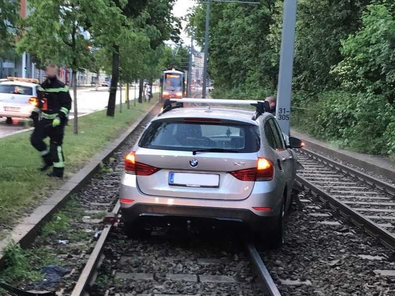 Die Frau verlor die Kontrolle über ihren Wagen in Wien-Floridsdorf.