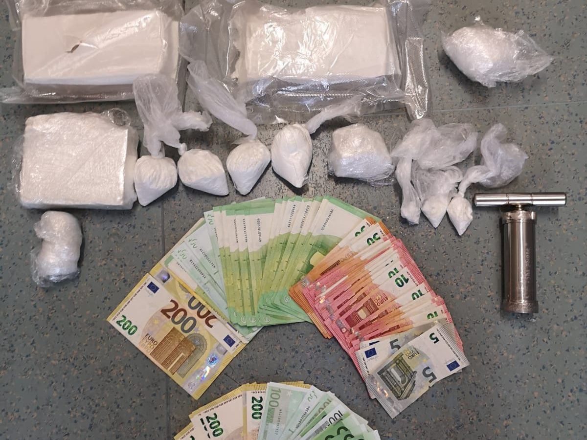 Drogen und Bargeld wurden sichergestellt. Drogen und Bargeld wurden sichergestellt.