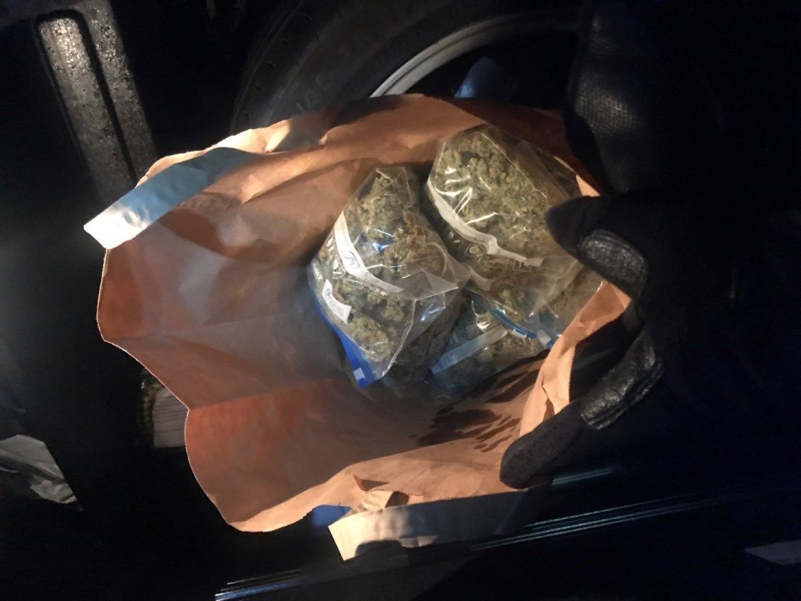 Der Pkw-Lenker hatte ein halbes Kilogramm Marihuana bei sich. Der Pkw-Lenker hatte ein halbes Kilogramm Marihuana bei sich.