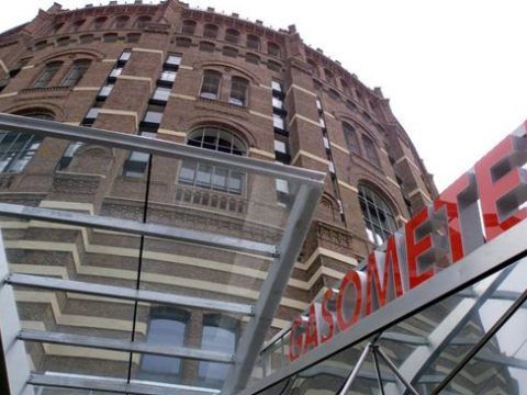 Lediglich Moderation und auflockernder Talkformate werden direkt aus dem Wiener Gasometer geboten. Lediglich Moderation und auflockernder Talkformate werden direkt aus dem Wiener Gasometer geboten.