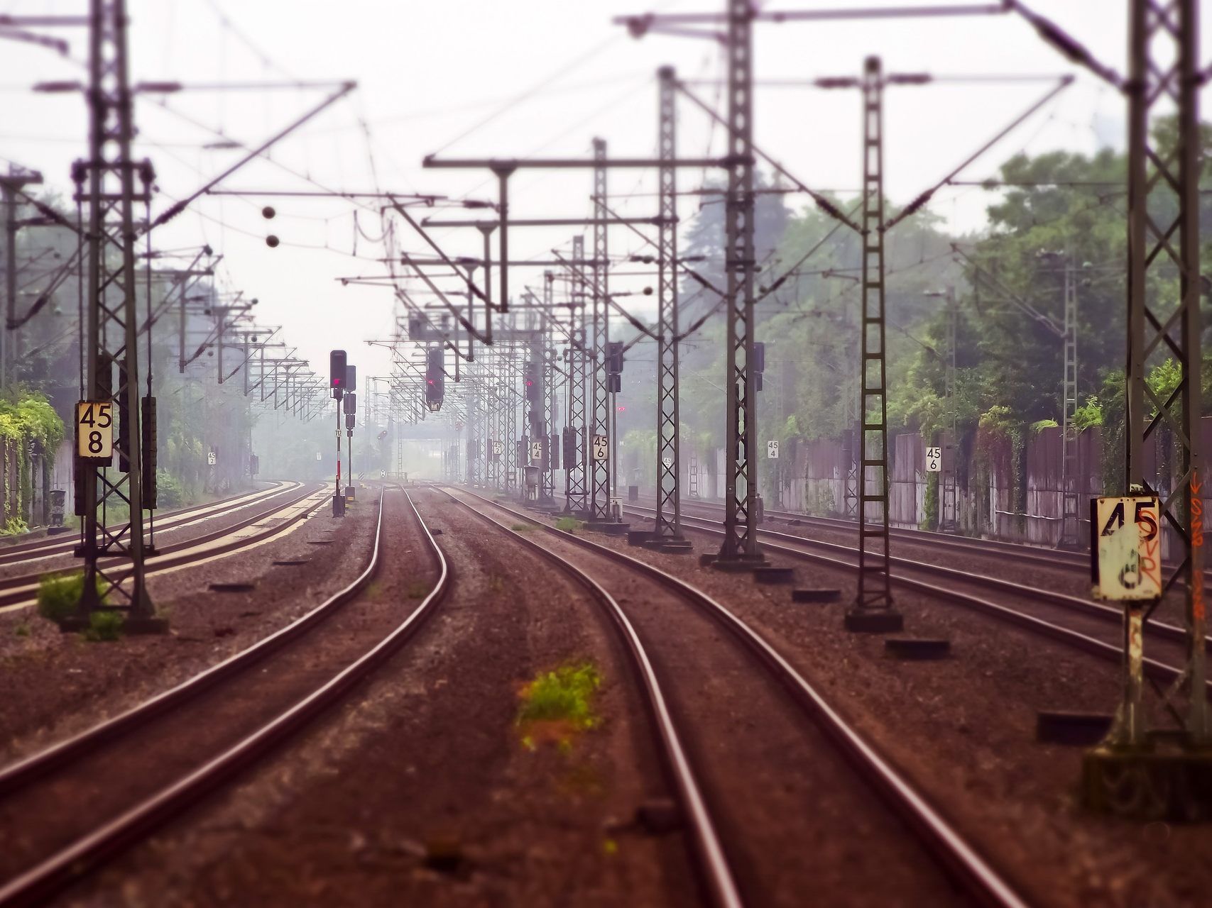 Mann geht über einen geschlossenen Bahnübergang. Mann geht über einen geschlossenen Bahnübergang.