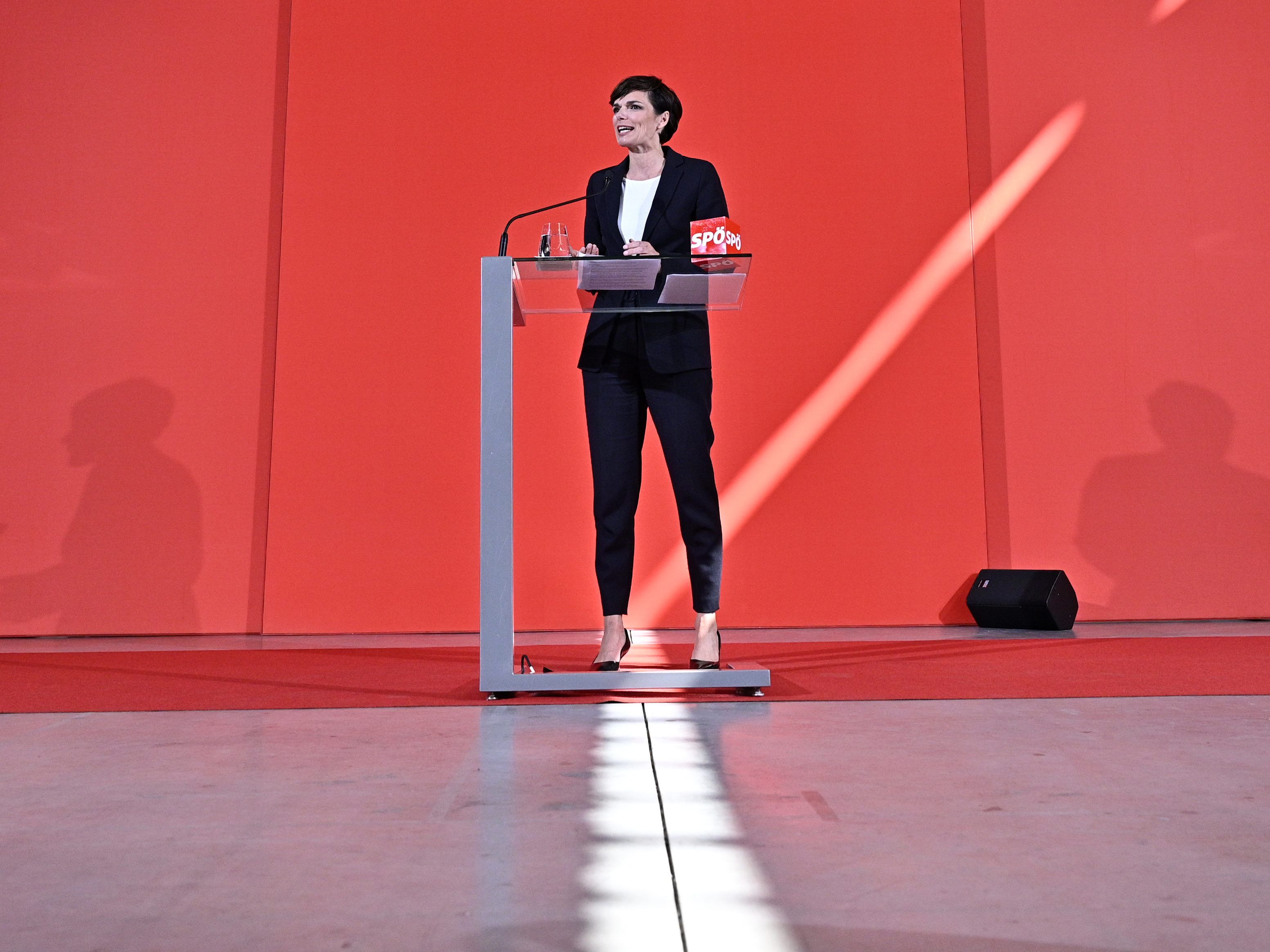 Pamela Rendi-Wagner hat die Mitgliederbefragung überstanden. Doch ist sie damit außer Gefahr?