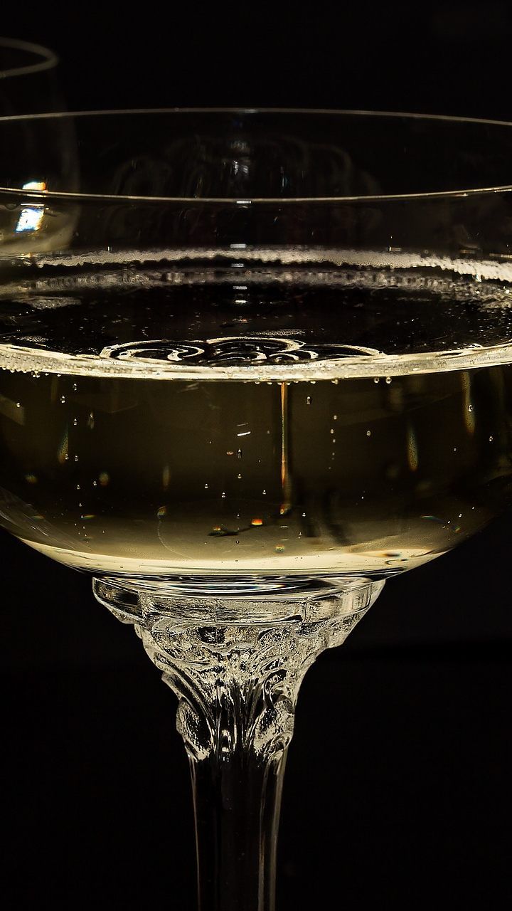 Davon haben alle was: Die Steuer auf Schaumwein fällt.