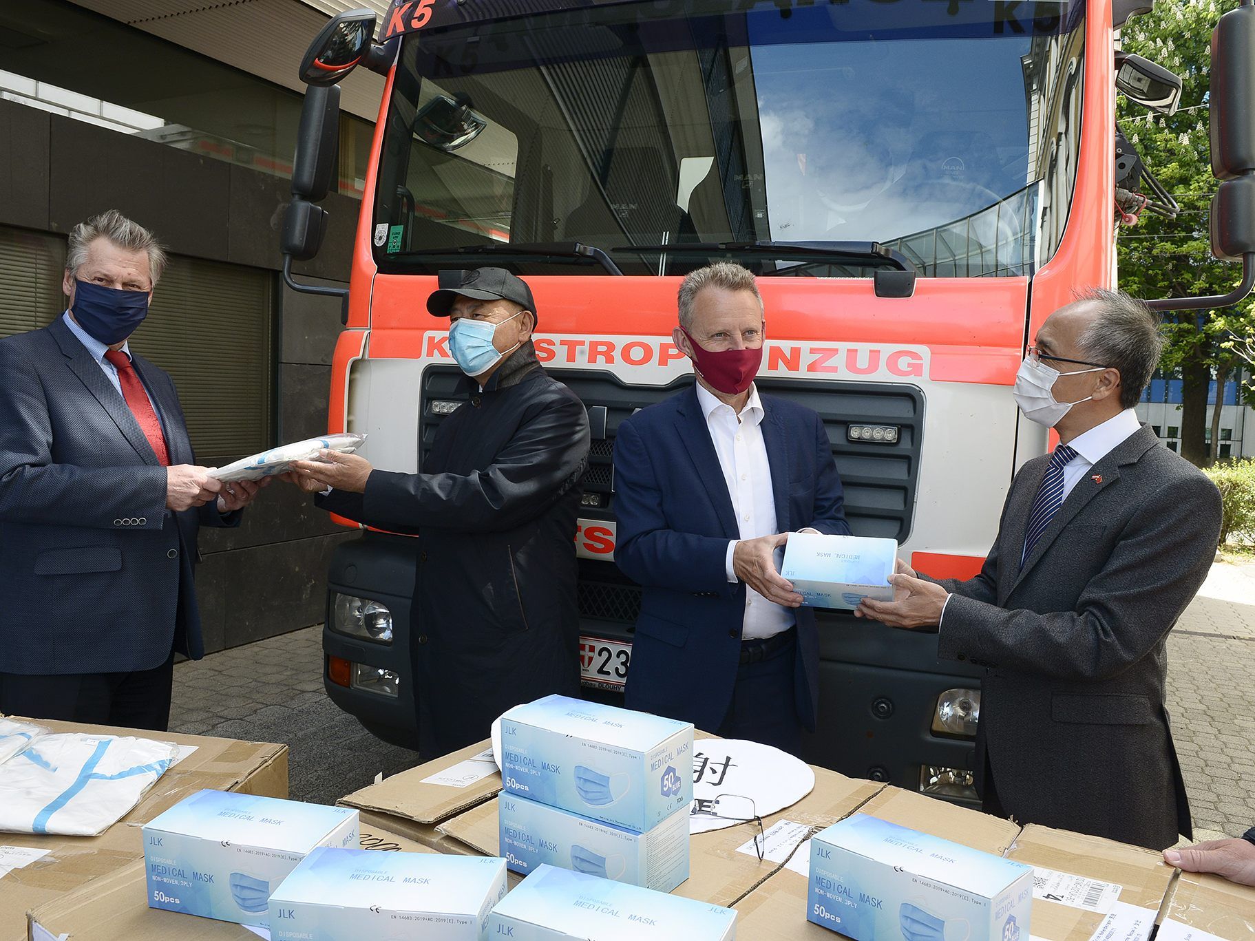 20.000 Schutzmasken aus China trafen in Wien ein.