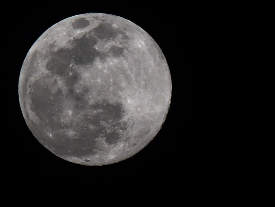 Der Mond fasziniert die Menschen.