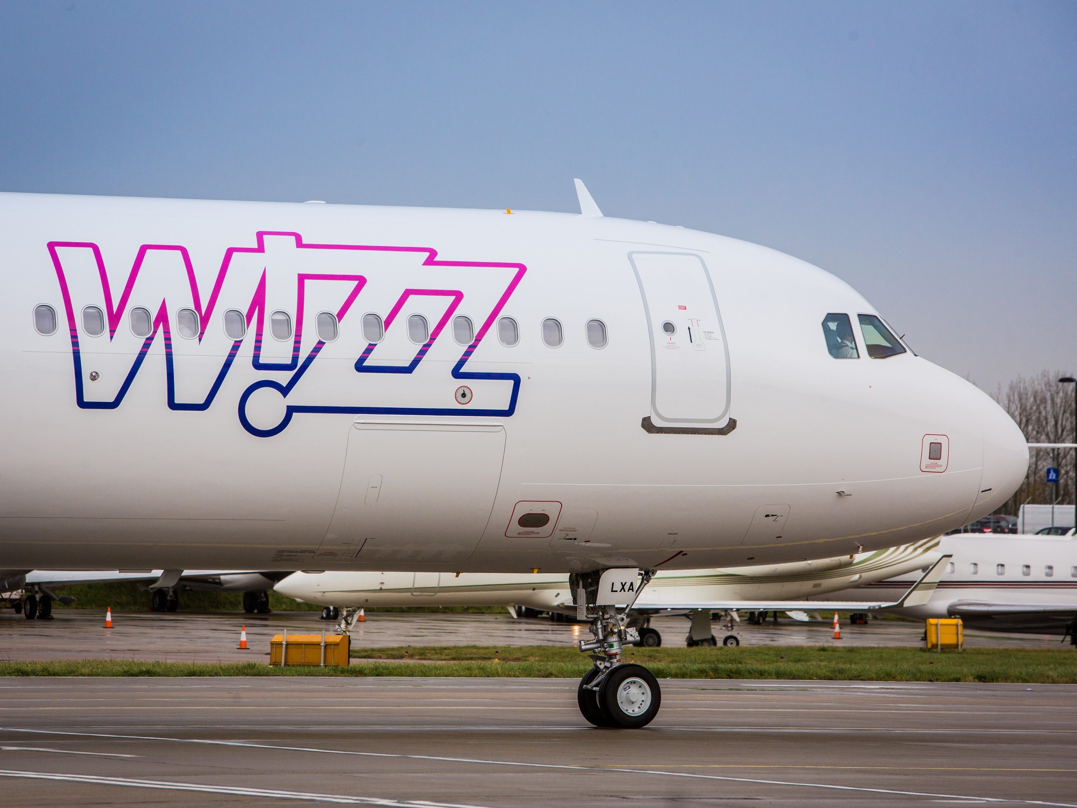 Trotz Reiseverbote will Wizz Air wieder Flüge aufnehmen. Trotz Reiseverbote will Wizz Air wieder Flüge aufnehmen.
