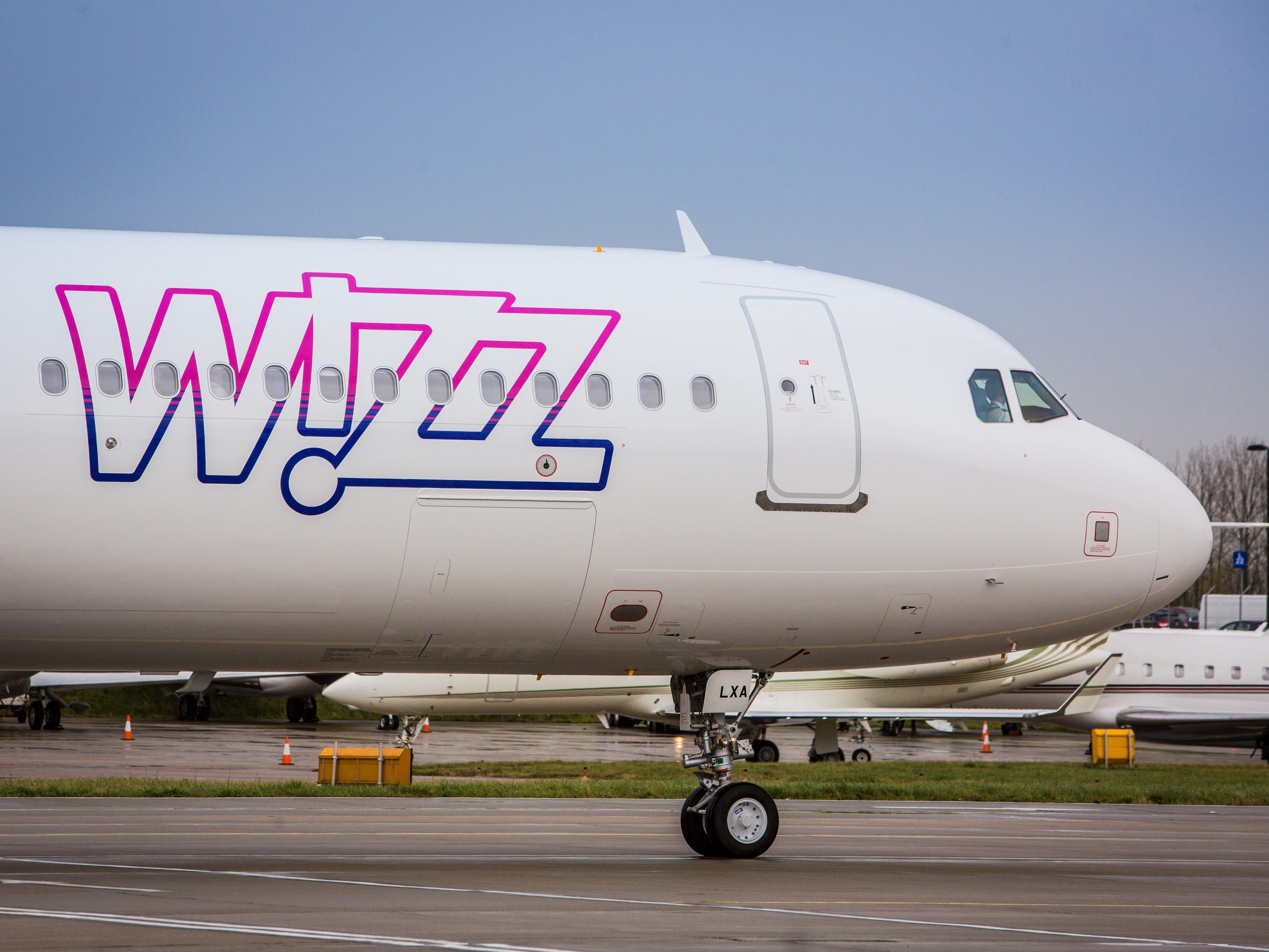 Trotz Reiseverbote will Wizz Air wieder Flüge aufnehmen.