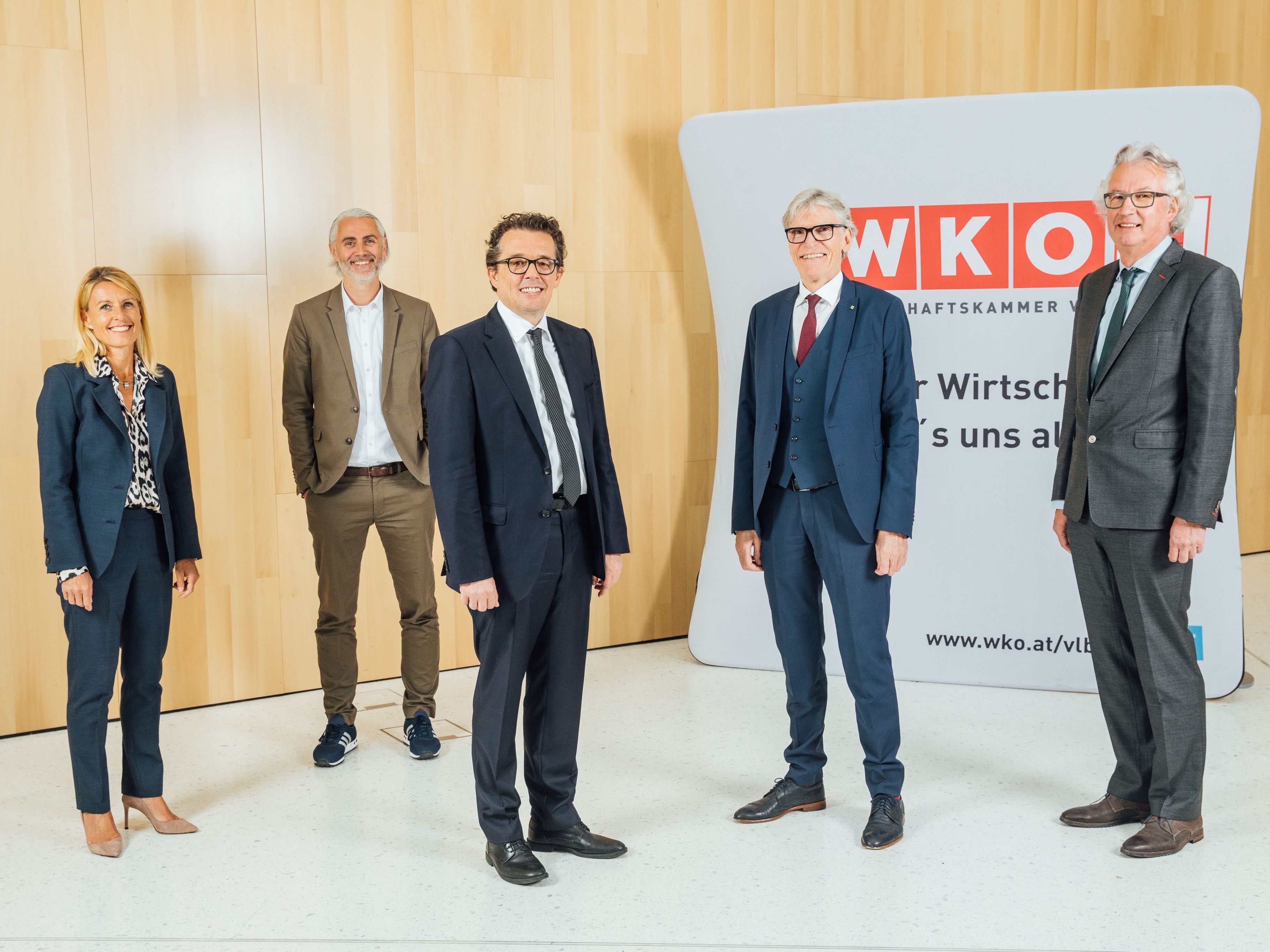 Fünfköpfiges Präsidium: Mag. Petra Kreuzer (Vizepräsidentin), Dr. Stefan Hagen (Vizepräsident, kooptiert), der Präsident der Wirtschaftskammer Vorarlberg, Hans Peter Metzler, KommR Betriebsökonom Wilfried Hopfner (Vizepräsident und Finanzreferent) und KommR Ing. Edi Fischer (Vizepräsident, kooptiert).