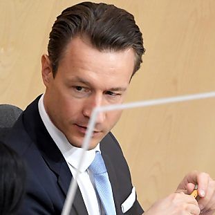 Blümel und Köstinger im Nationalrat