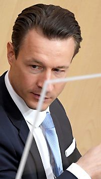 Blümel und Köstinger im Nationalrat