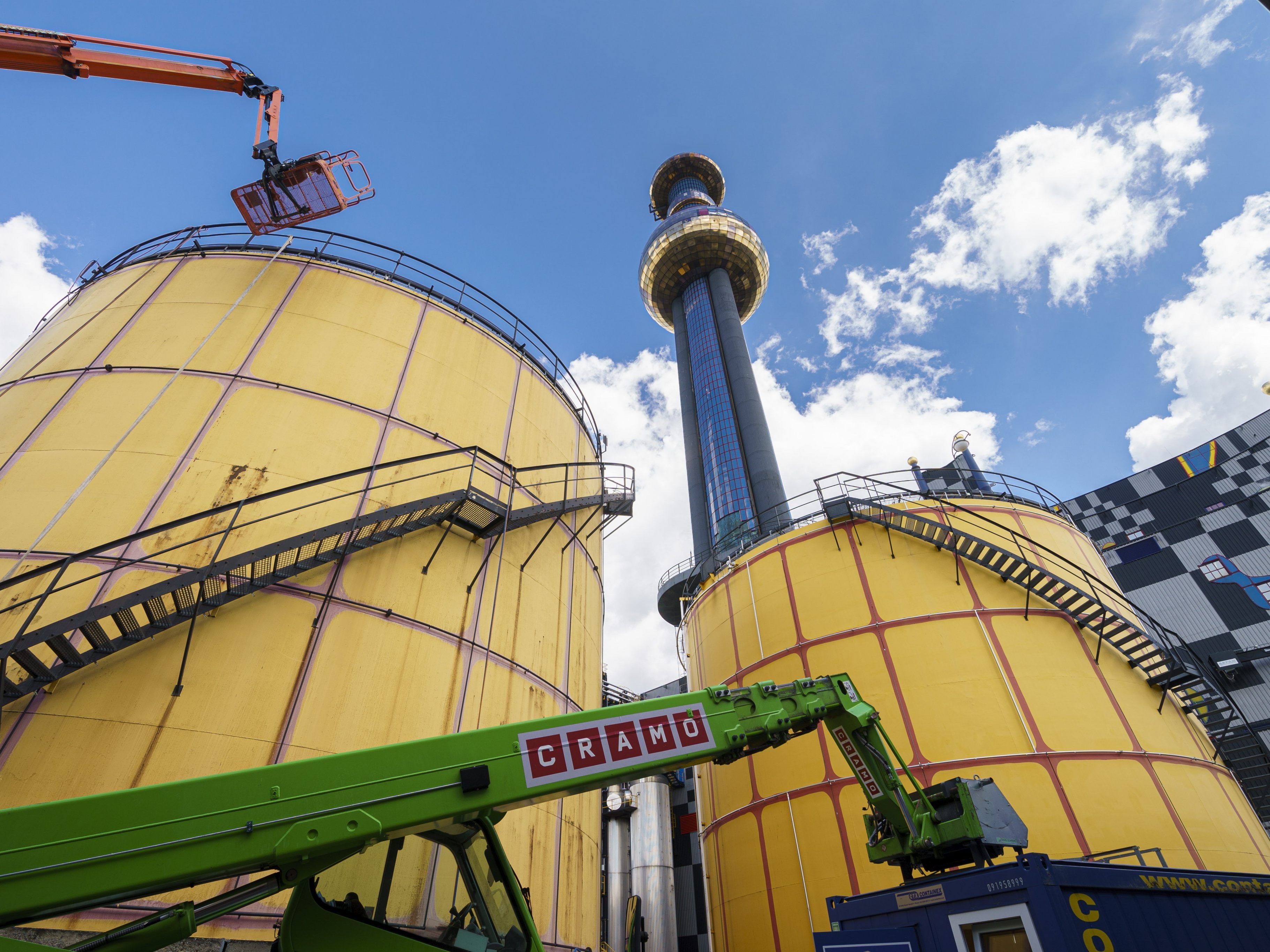 Für die neue "Power-2-Heat-Anlage" müssen zwei alte Öltanks weichen.
