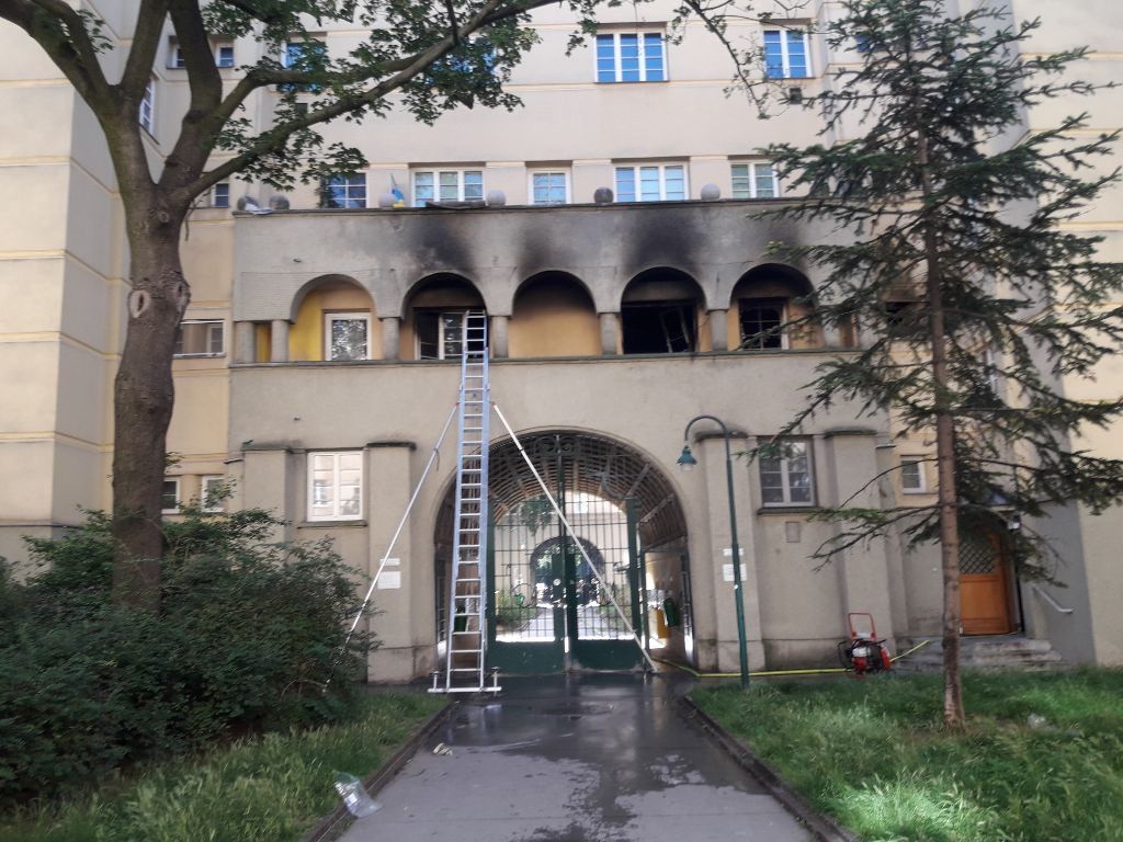Als die Feuerwehr eintraf, stand bereits die ganze Wohnung in Brand.