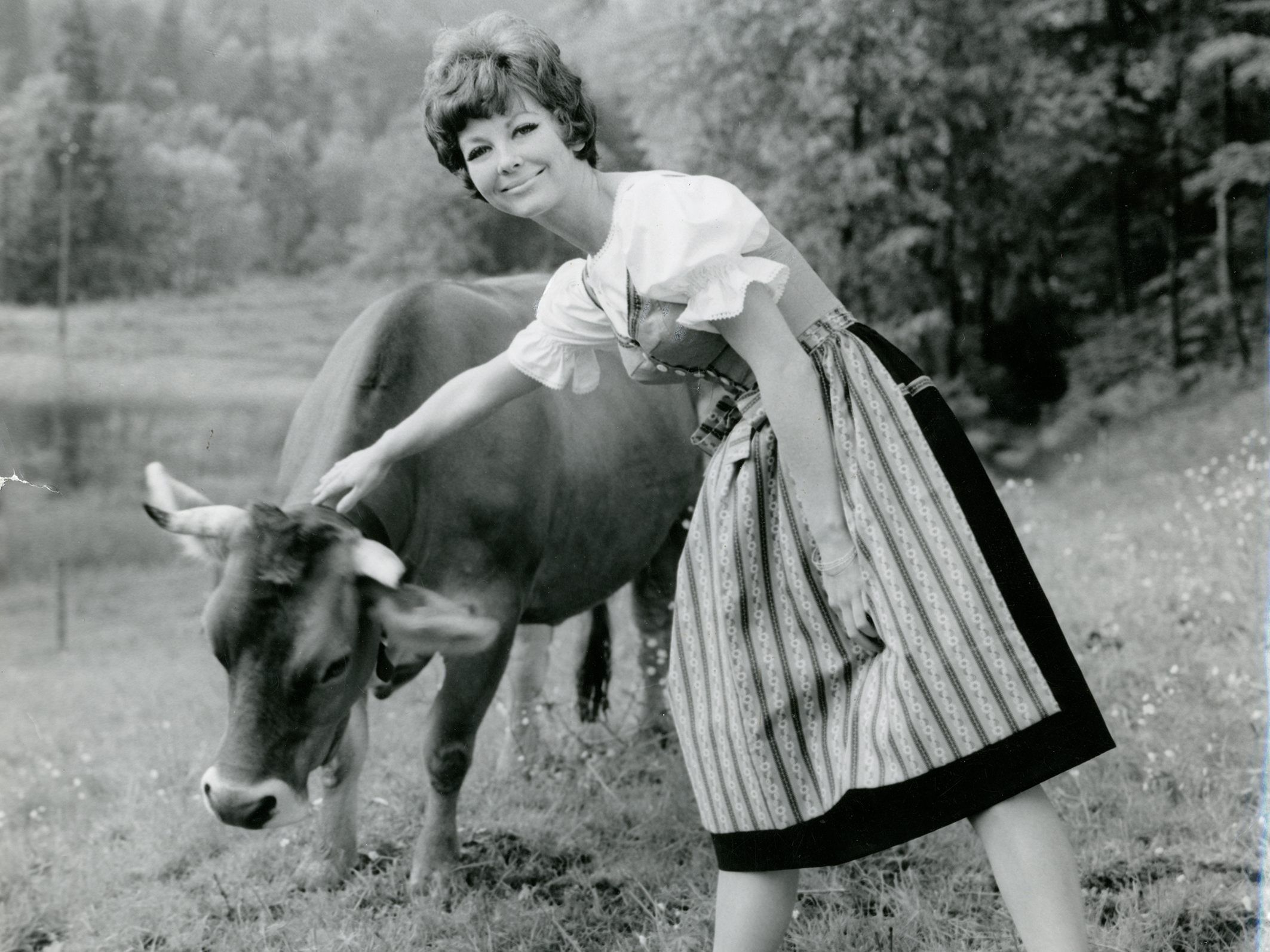 Ein „echtes“ Rhomberg-Dirndl nach einem Modell von Anna Gmeinder in der Sommerkollektion von 1962.
