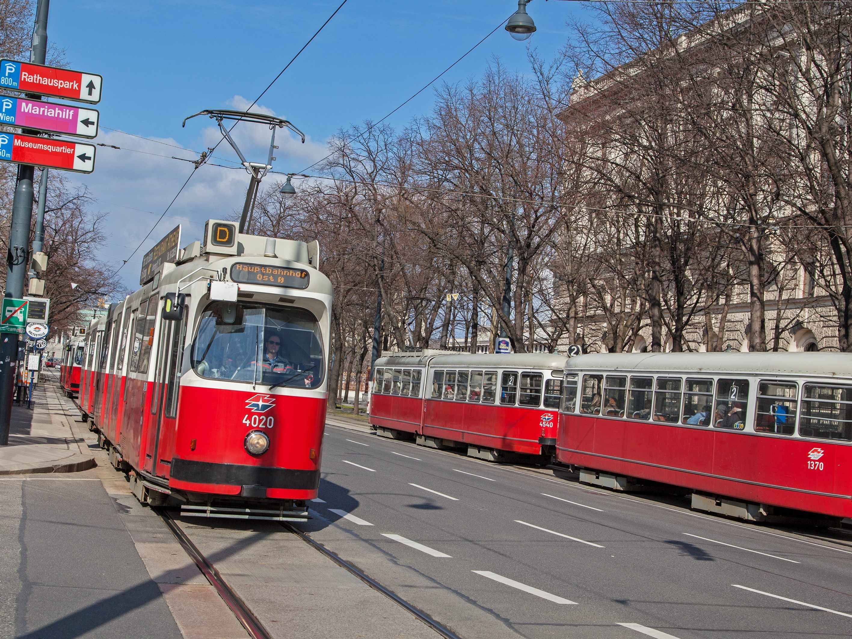 Die 89-Jährige wurde beim Zusammenstoß mit einer Straßenbahn der Linie D lebensgefährlich verletzt.