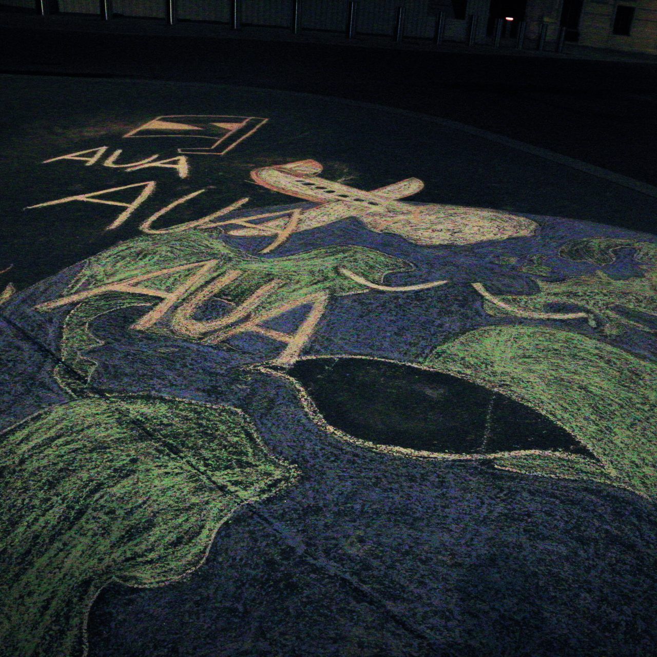 Mit einer Kreide-Aktion vor dem Bundeskanzleramt in Wien übt die SJ Kritik an der AUA-Rettung.