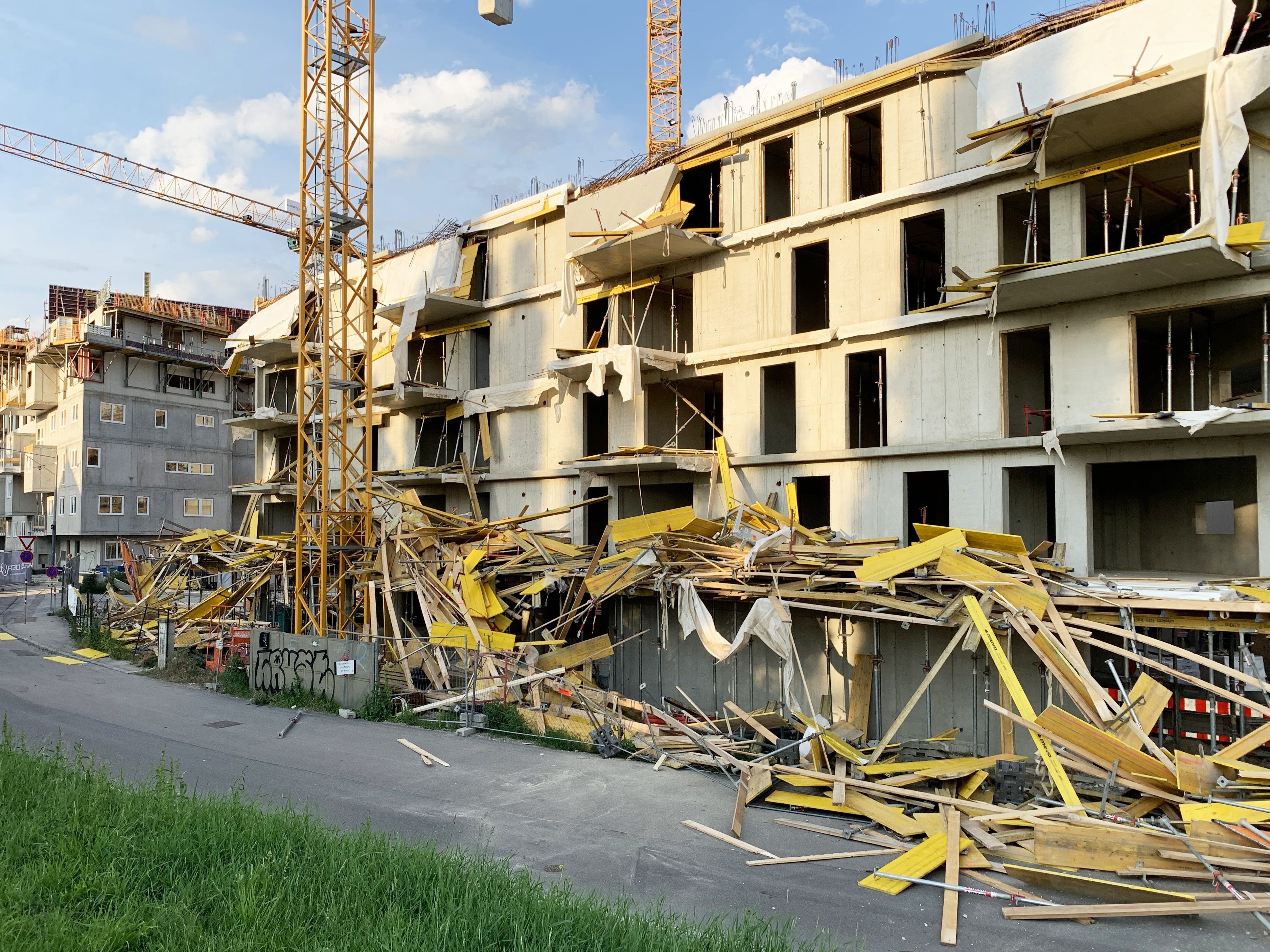 Wien Donaustadt: Teile landeten auch auf Straße.