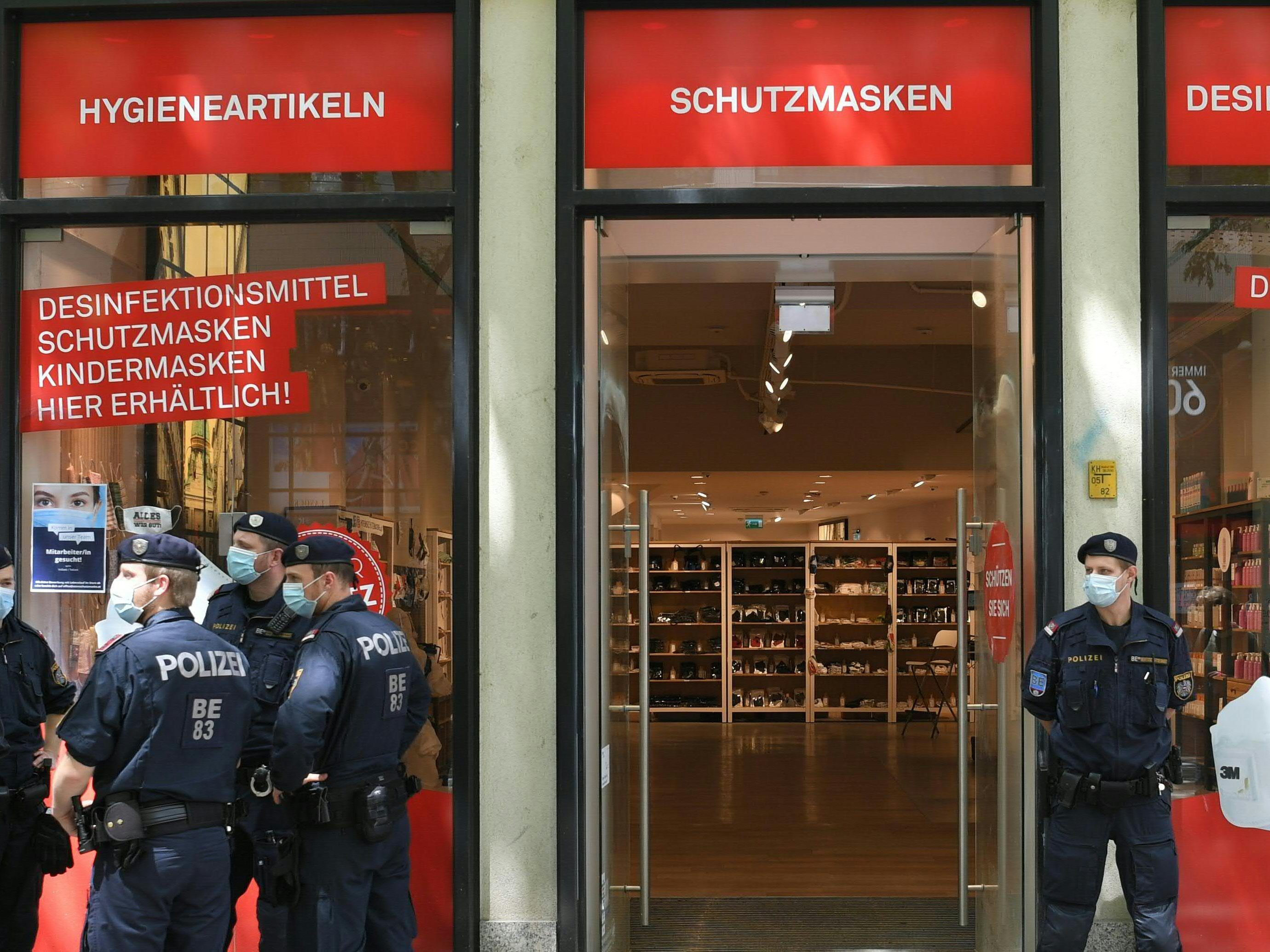 In den Shops werden Atemmasken aller Art zu saftigen Preisen verkauft. In den Shops werden Atemmasken aller Art zu saftigen Preisen verkauft.