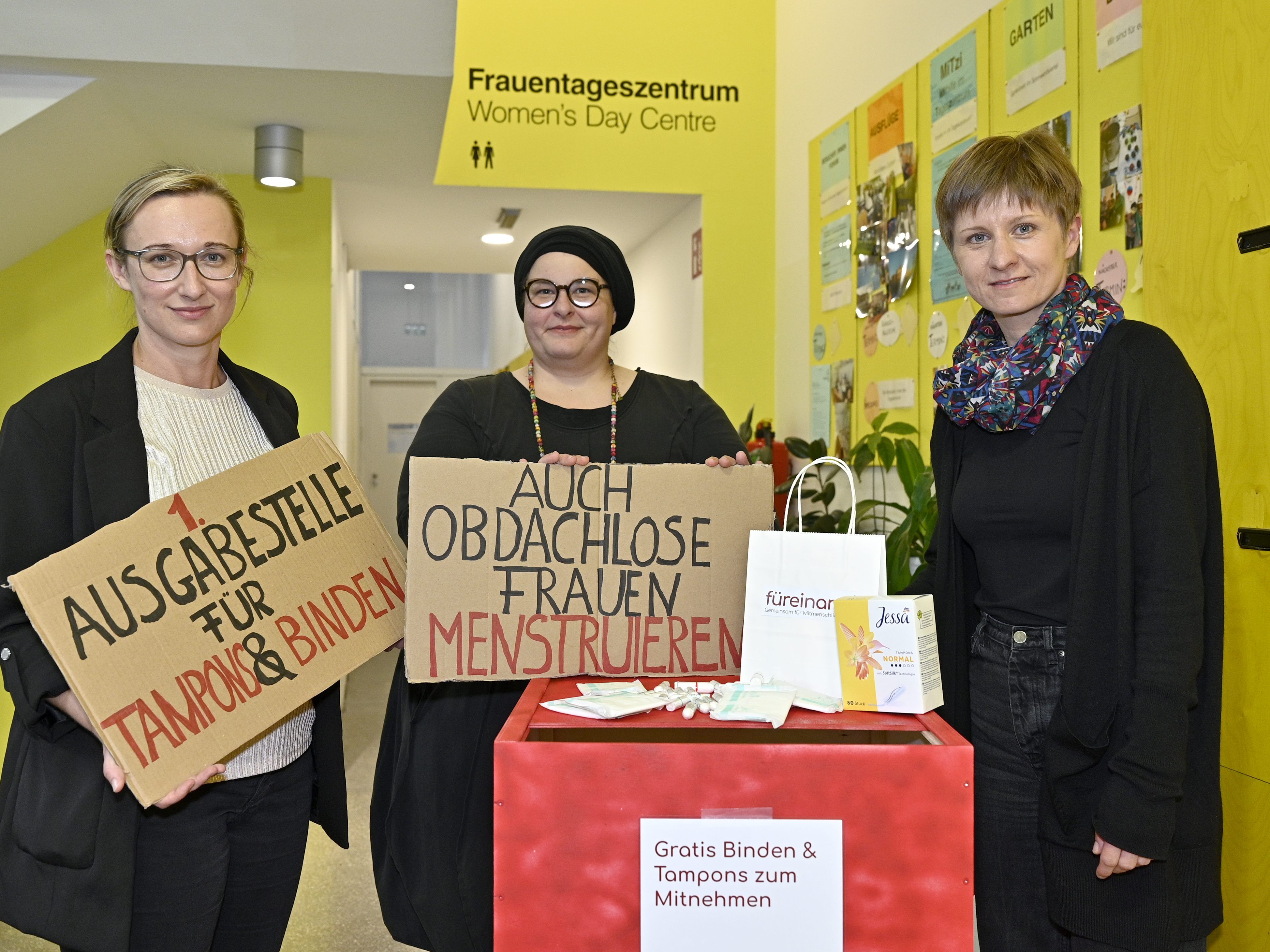 (v.l.), Caritas-Wien Mitarbeiterinnen Maja Markovic-Riedl, Stefanie Fiala und Doris Anzenguber bei der Eröffnung der ersten Ausgabestelle für Damenhygieneartikel (v.l.), Caritas-Wien Mitarbeiterinnen Maja Markovic-Riedl, Stefanie Fiala und Doris Anzenguber bei der Eröffnung der ersten Ausgabestelle für Damenhygieneartikel