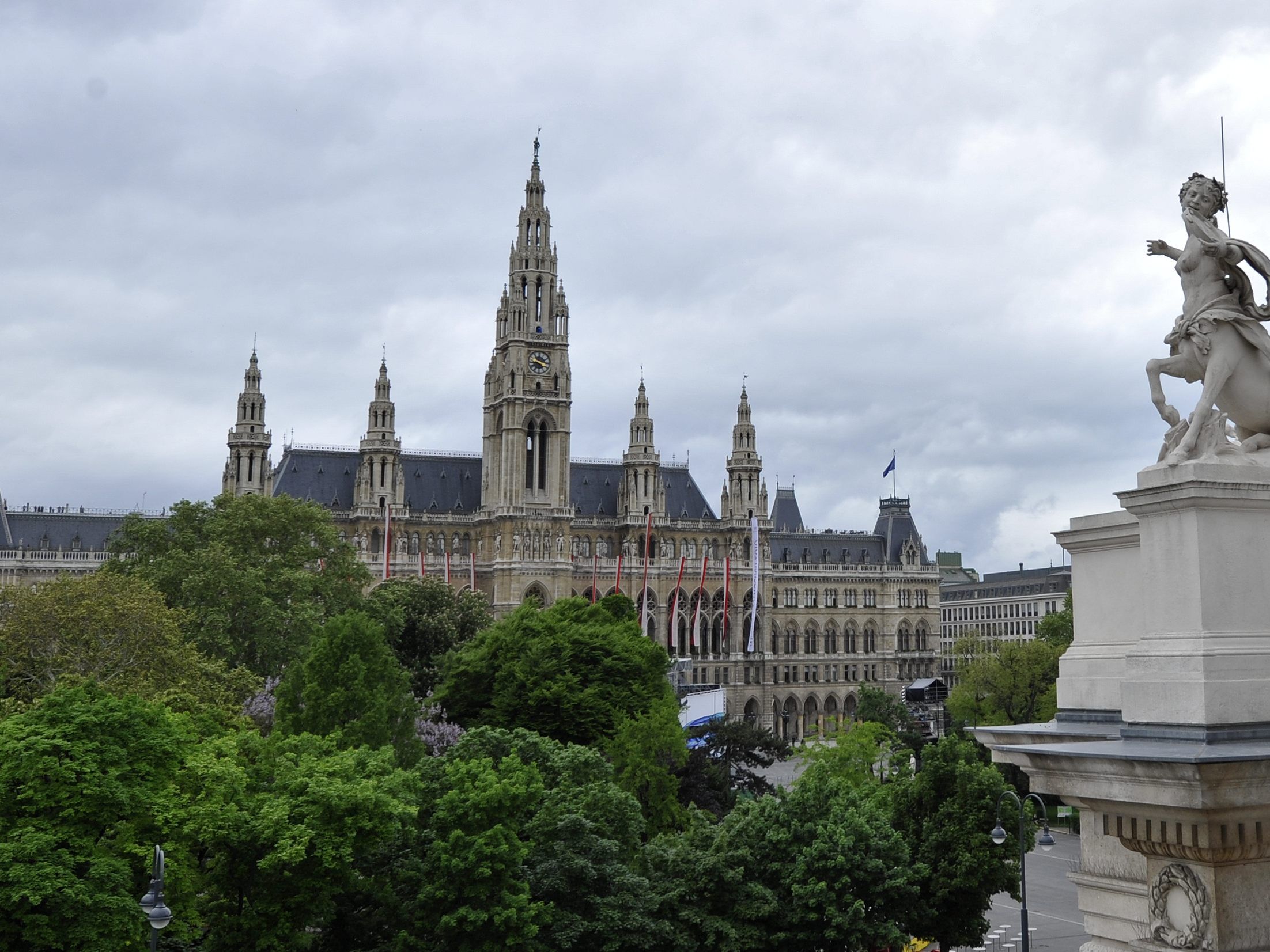Der Mann kam mit einem Benzinkanister zum Wiener Rathaus. Der Mann kam mit einem Benzinkanister zum Wiener Rathaus.