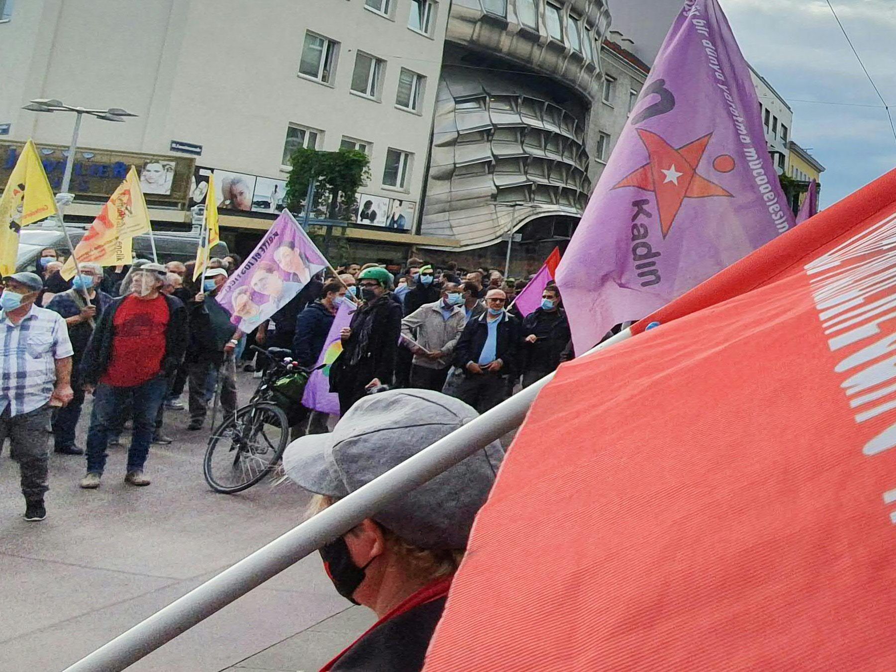 Laut Polizei ist es zu Sachbeschädigungen gekommen.