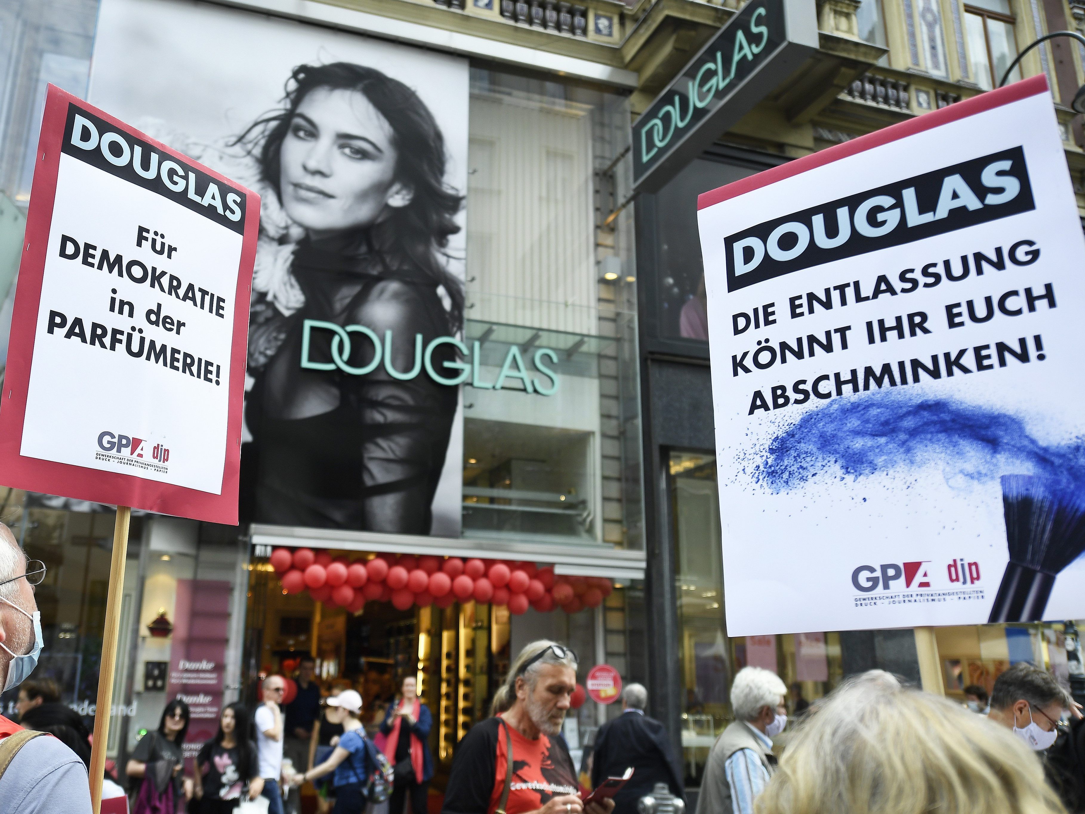 Vor der Douglas-Filiale in der Kärntner Straße wurde protestiert.