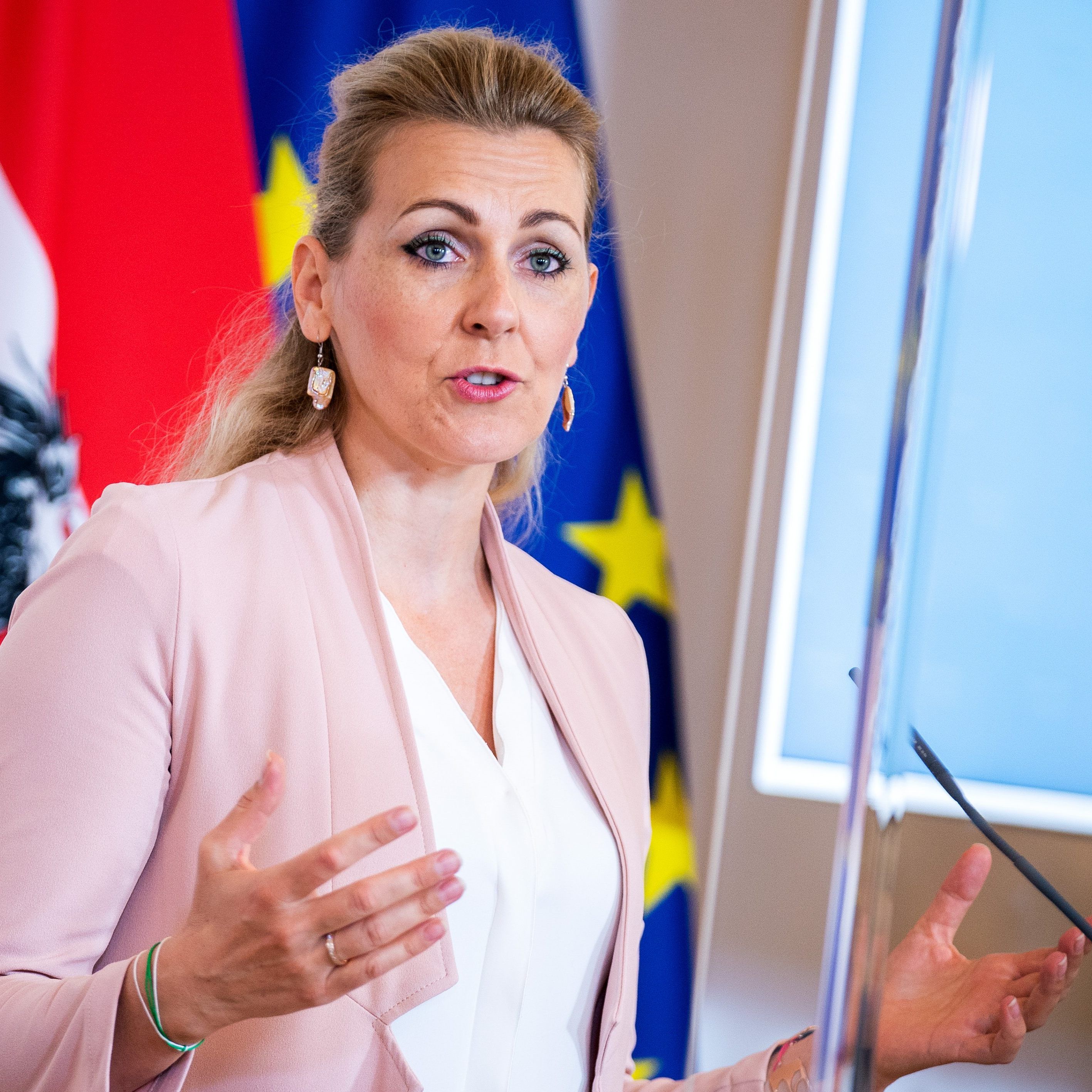 Arbeitsministerin Aschbacher lässt sich nicht in die Karten sehen, was die Erhöhung des Arbeitslosengeldes betrifft.