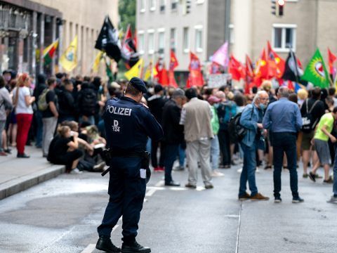 Ein Journalist dürfte nach der Kurden-Demo in Wien angegriffen und verletzt worden sein. Ein Journalist dürfte nach der Kurden-Demo in Wien angegriffen und verletzt worden sein.