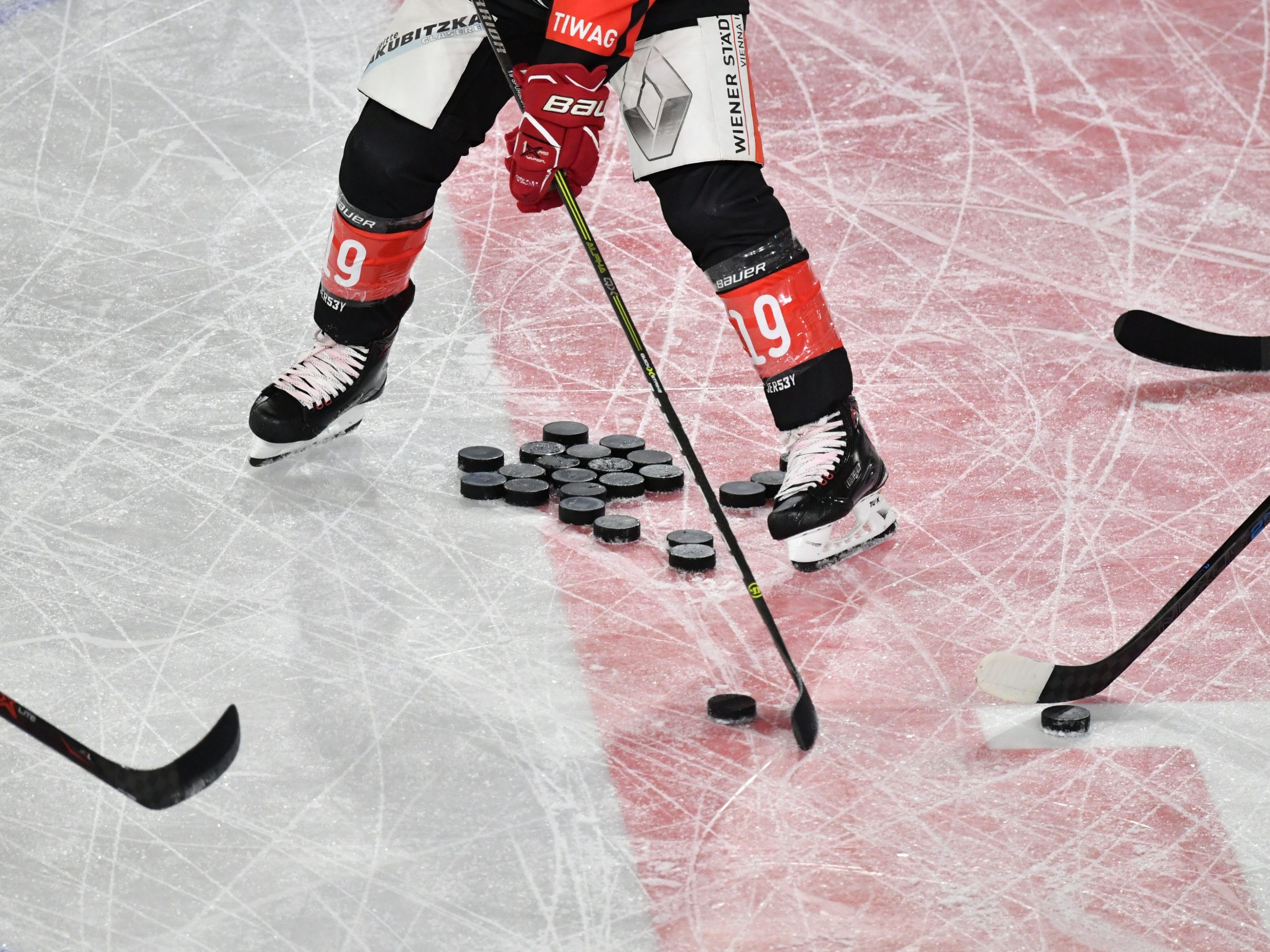 Die Eishockey-Liga will rasch zum strukturierten Trainings- und internationalen Wettkampfbetrieb zurückkehren. Die Eishockey-Liga will rasch zum strukturierten Trainings- und internationalen Wettkampfbetrieb zurückkehren.
