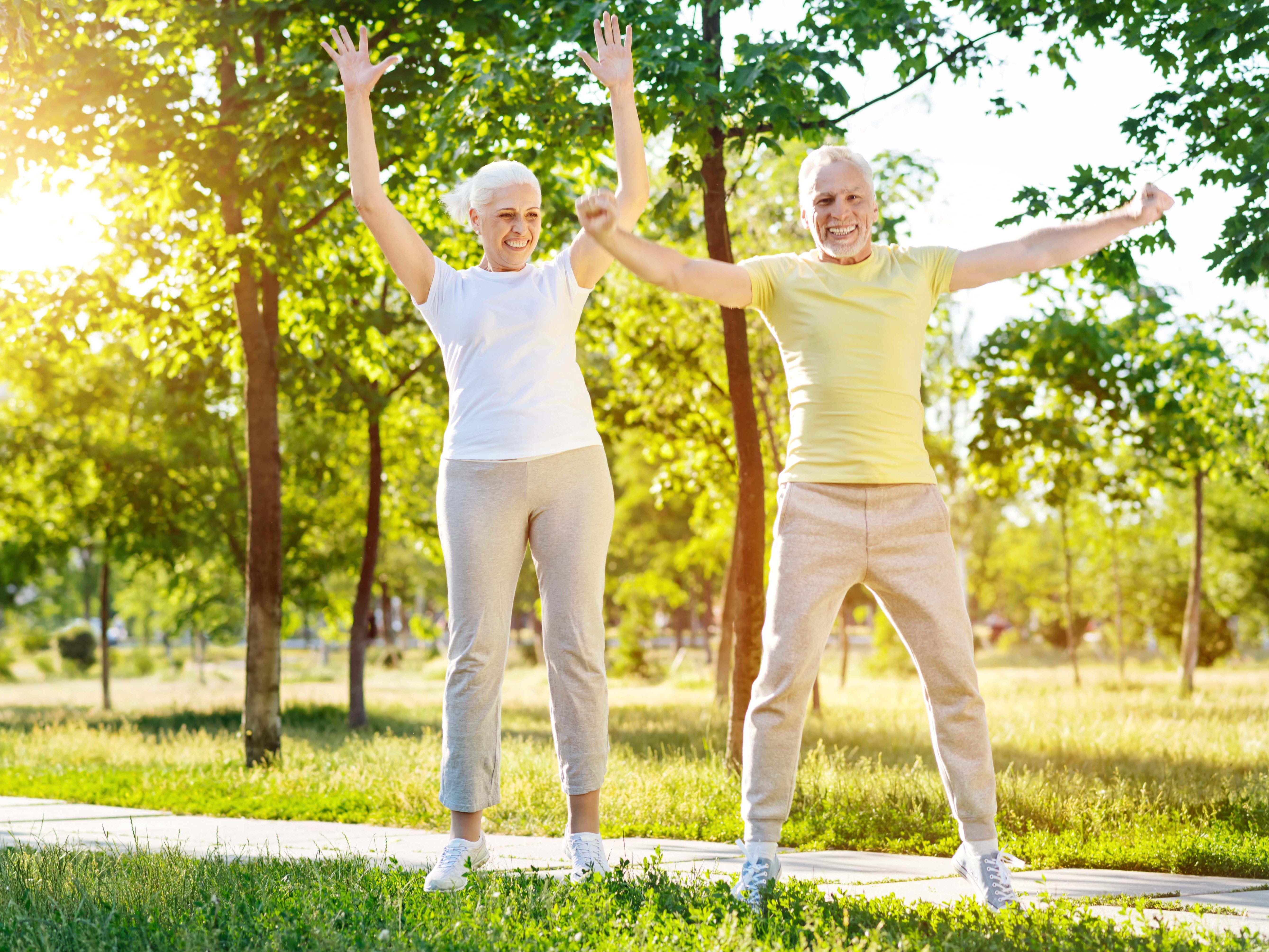 Bewegung im Freien macht in jedem Alter Spaß - warum nicht einmal gratis Yoga ausprobieren?