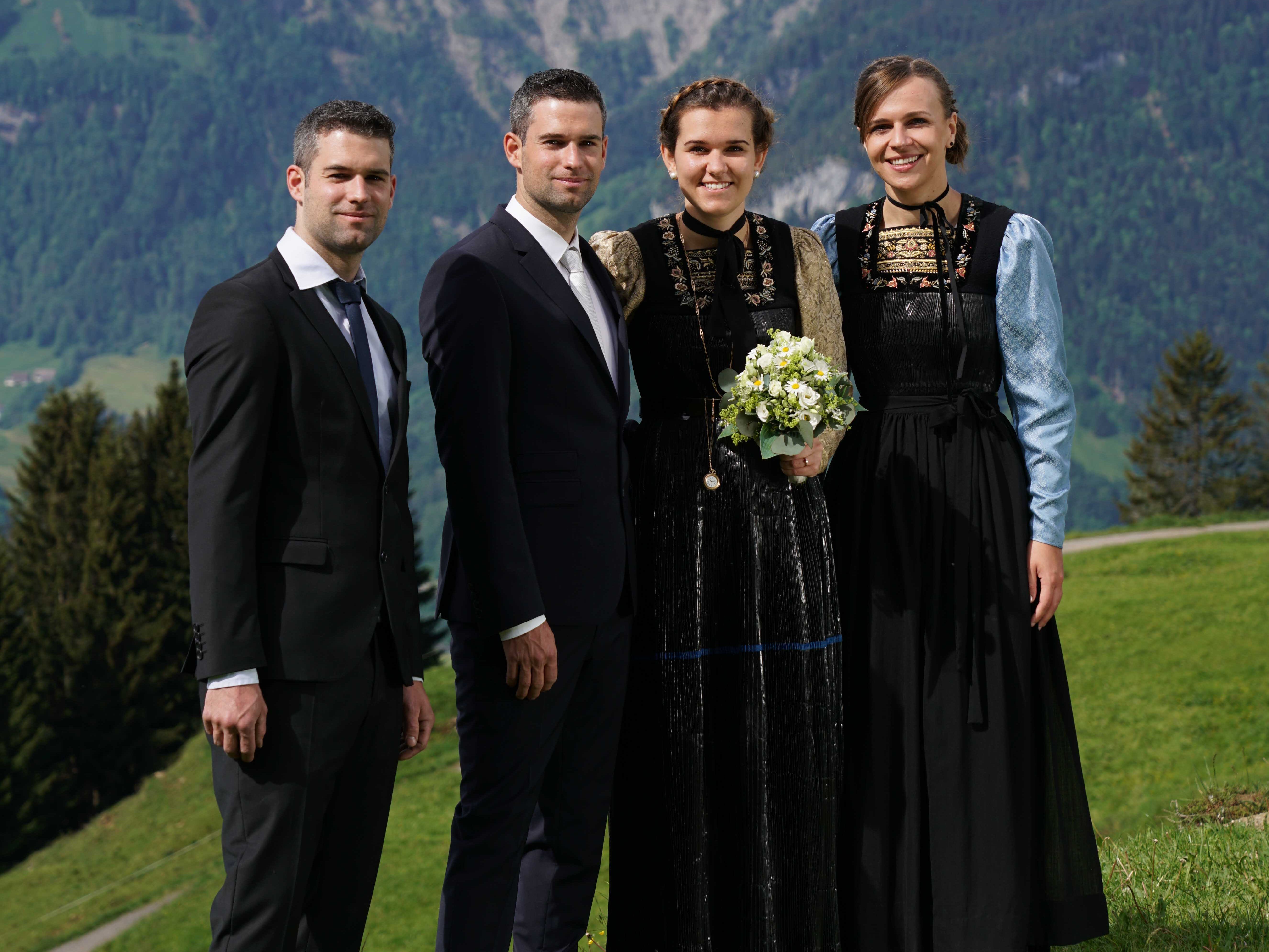 Das glückliche Ehepaar Angelika und Kilian Nußbaumer mit den Trauzeugen. Das glückliche Ehepaar Angelika und Kilian Nußbaumer mit den Trauzeugen.