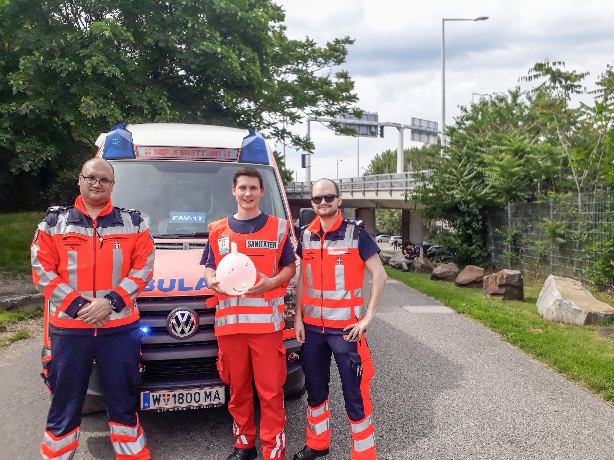 Die Sanitäter der Wiener Berufsrettung brachten die Kinder in Sicherheit.