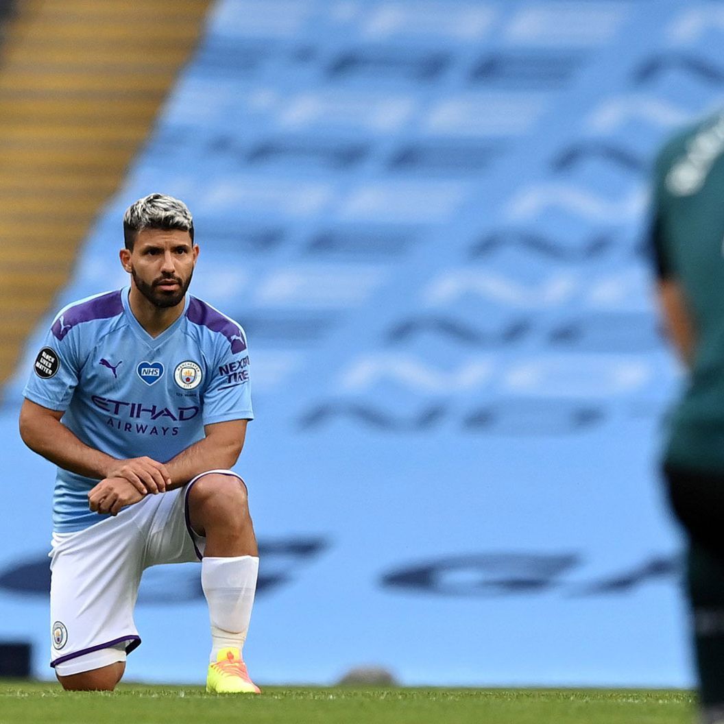 Sergio Aguero von ManCity und James Tarkowski von Burnley knieten vor dem Spiel um ihr Unterstützung für #blacklivesmatter zu zeigen.