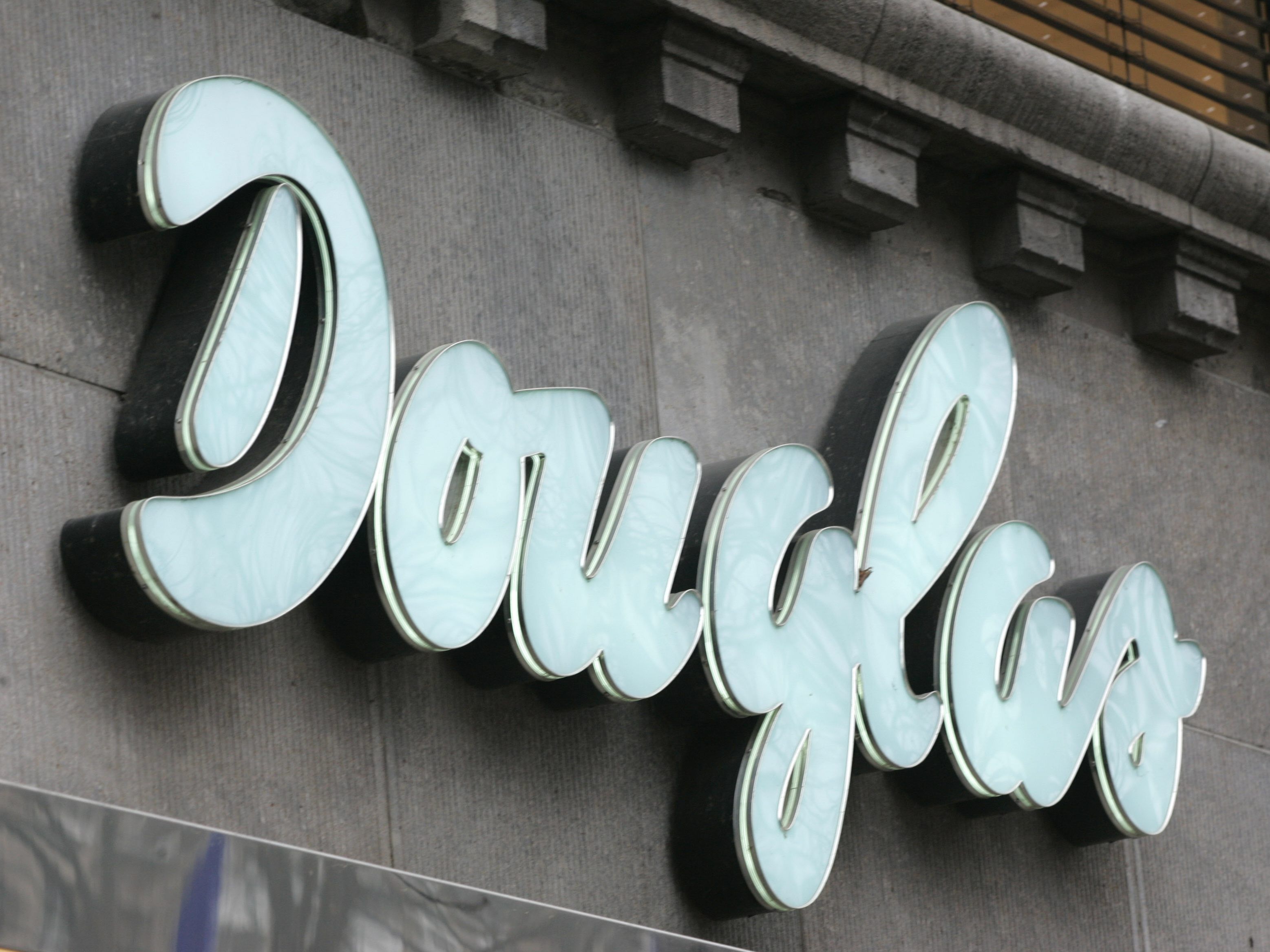 Eine Douglas-Mitarbeiterin wurde fristlos entlassen. Eine Douglas-Mitarbeiterin wurde fristlos entlassen.