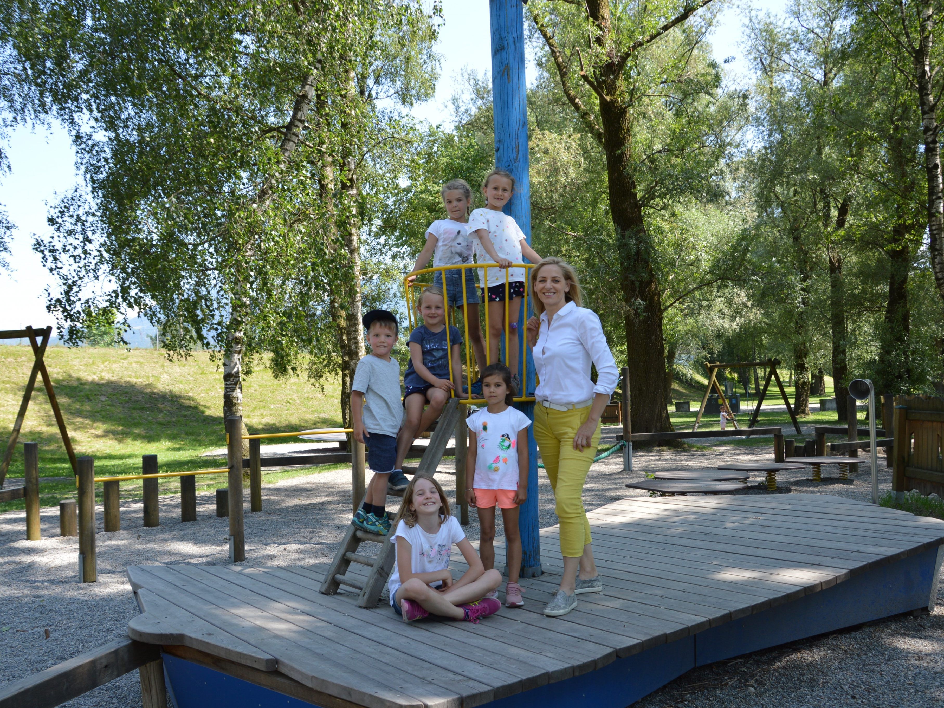 Heidi Winsauer von der Plattform Familien-Freizeit erkundet den Spielplatz am Wiesenrain