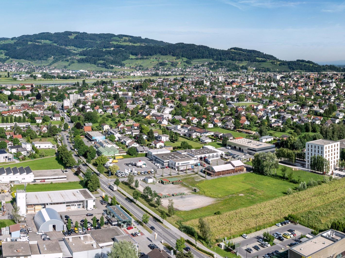 Lustenau investiert seit vielen Jahren gezielt in die Weiterentwicklung des Wirtschaftsstandortes. Das bildet jetzt eine solide Basis zur Bewältigung der Corona-Wirtschaftskrise. Lustenau investiert seit vielen Jahren gezielt in die Weiterentwicklung des Wirtschaftsstandortes. Das bildet jetzt eine solide Basis zur Bewältigung der Corona-Wirtschaftskrise.