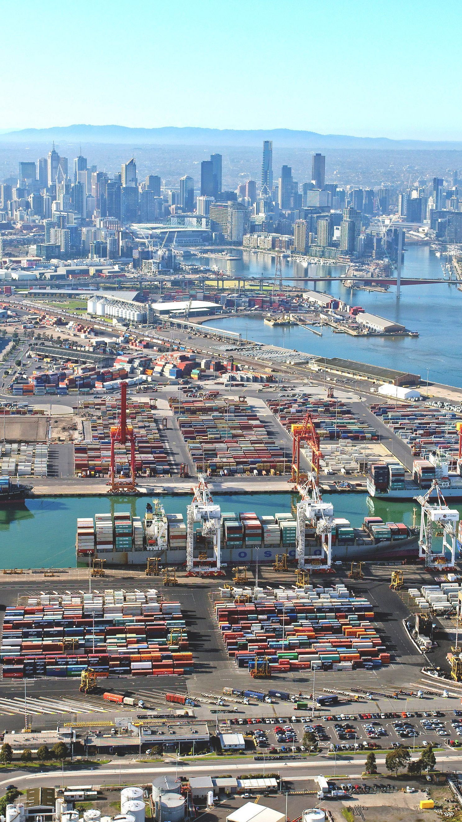 Gebrüder Weiss wickelt ab 1. Juli Luft- und Seefrachttransporte über eigene Standorte in Australien und Neuseeland ab. Hier im Bild: der verkehrsreichste Container- und Stückguthafen Australiens – der Hafen von Melbourne.