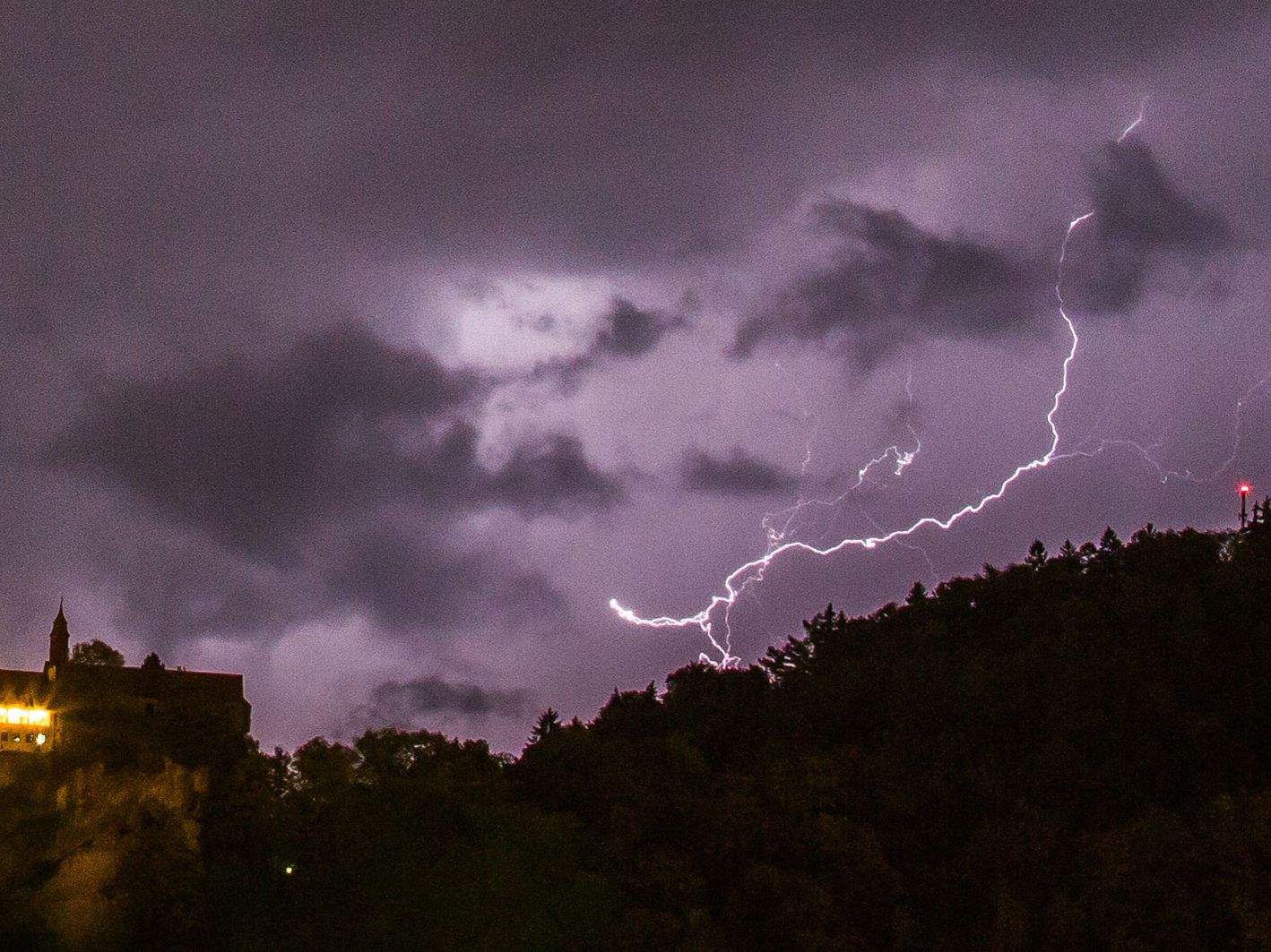 Die Gewitter können am Samstagabend punktuell heftig ausfallen. Die Gewitter können am Samstagabend punktuell heftig ausfallen.