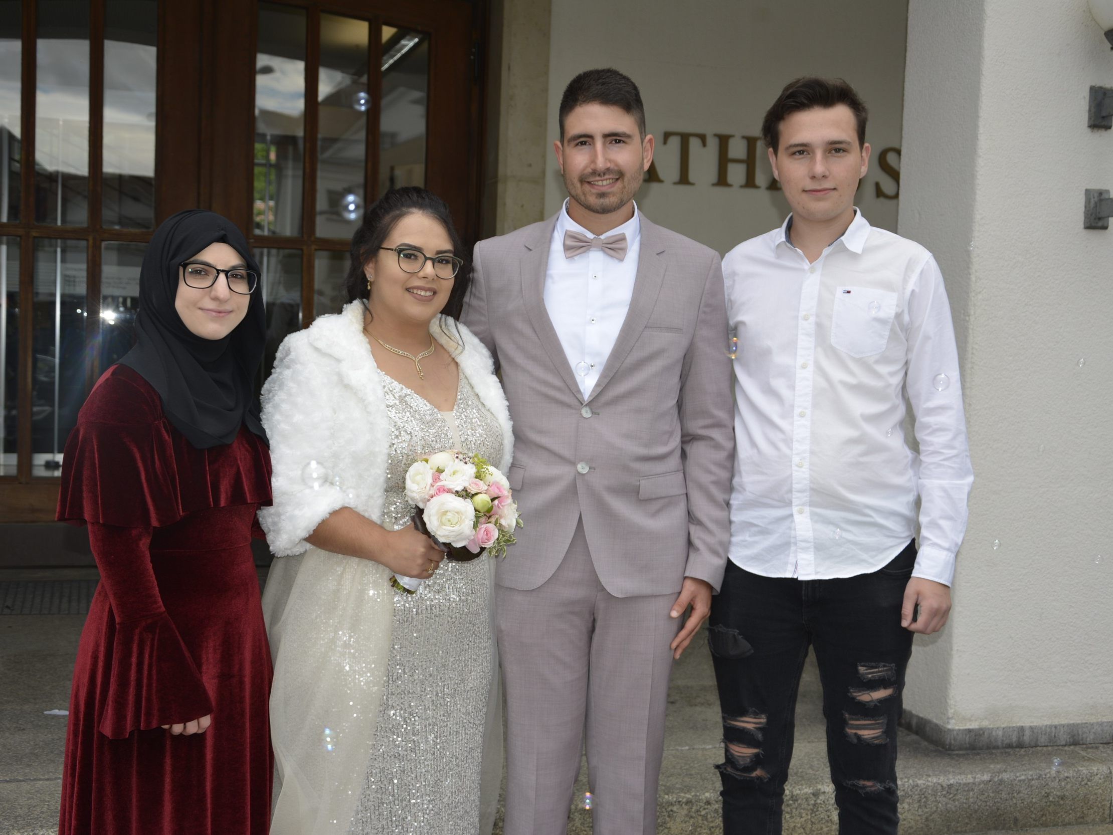 Das Brautpaar mit den Trauzeugen bei der standesamtlichen Hochzeit in Dornbirn. Das Brautpaar mit den Trauzeugen bei der standesamtlichen Hochzeit in Dornbirn.