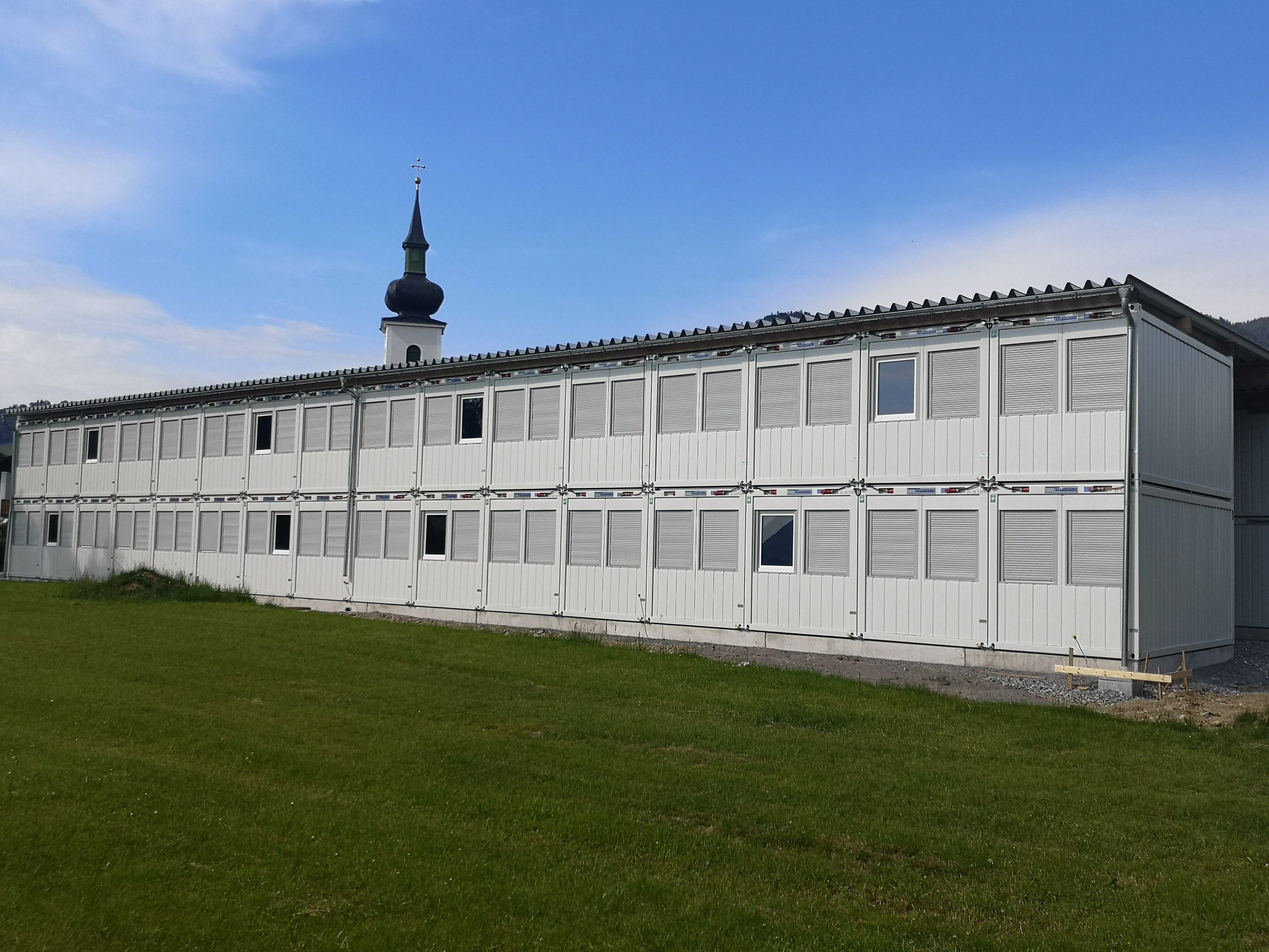 Im Dorfzentrum wurde auf grüner Wiese die Ausweichschule errichtet. Im Dorfzentrum wurde auf grüner Wiese die Ausweichschule errichtet.