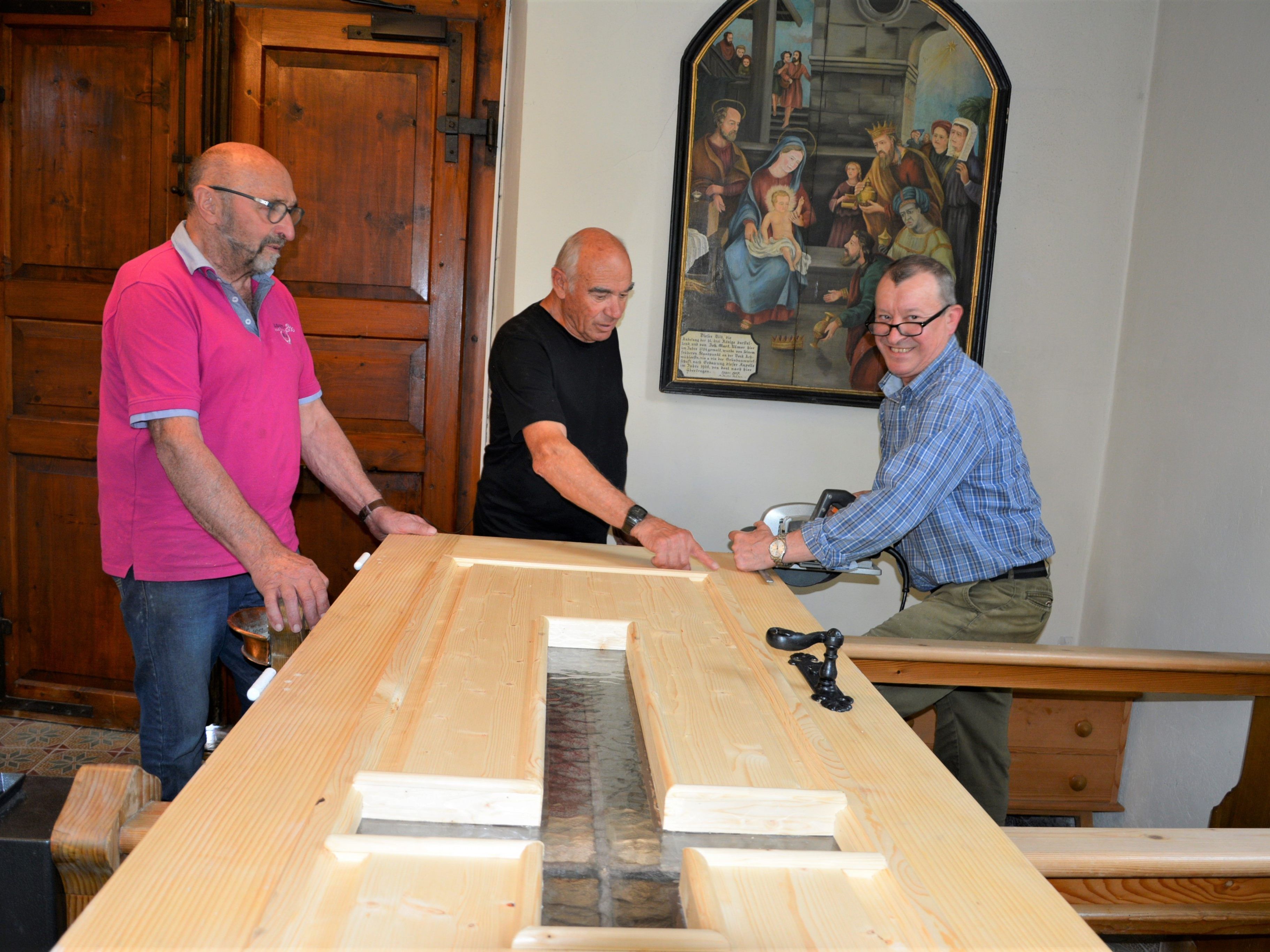 Die Holztüren wurden von der Fa. Kagerhuber kostenlos gefertigt. Beim Einbau waren Guntram Metzler und Elmar Rhomberg behilflich. Die Holztüren wurden von der Fa. Kagerhuber kostenlos gefertigt. Beim Einbau waren Guntram Metzler und Elmar Rhomberg behilflich.