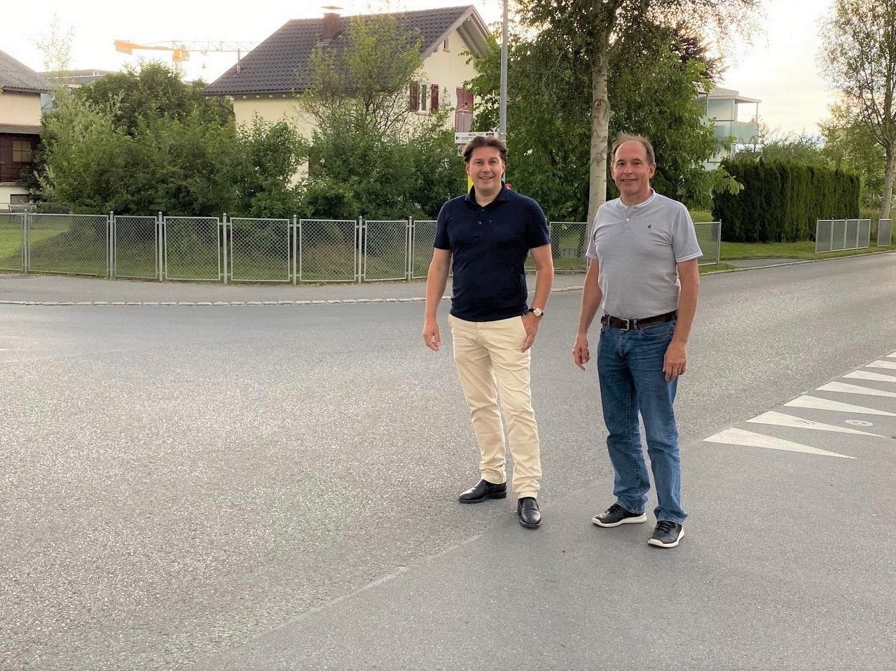 GR Fitz und GR Haller besichtigen den Kreuzungsbereich wo der Minikreisel zukünftig für mehr Verkehrssicherheit sorgen soll. GR Fitz und GR Haller besichtigen den Kreuzungsbereich wo der Minikreisel zukünftig für mehr Verkehrssicherheit sorgen soll.