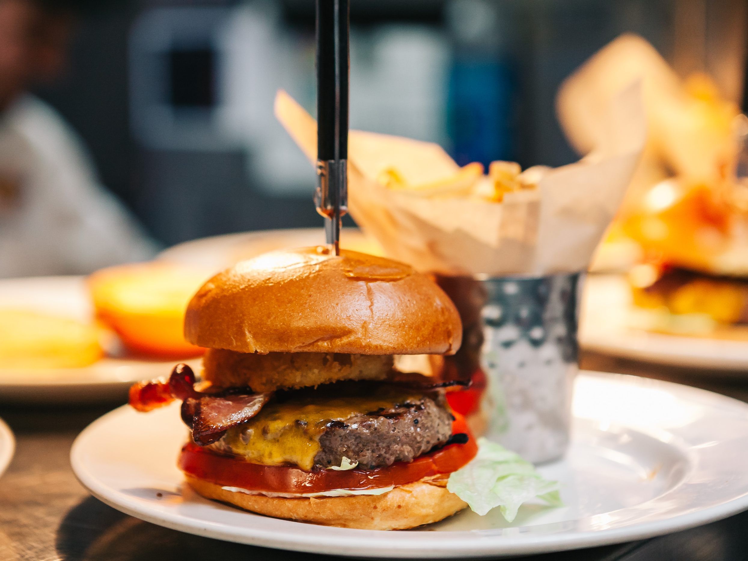 Über einen solchen Burger dürfen sich Krankenschwestern, Ärztinnen und Co. im Hard Rock Cafe Wien freuen - und das zum Nulltarif