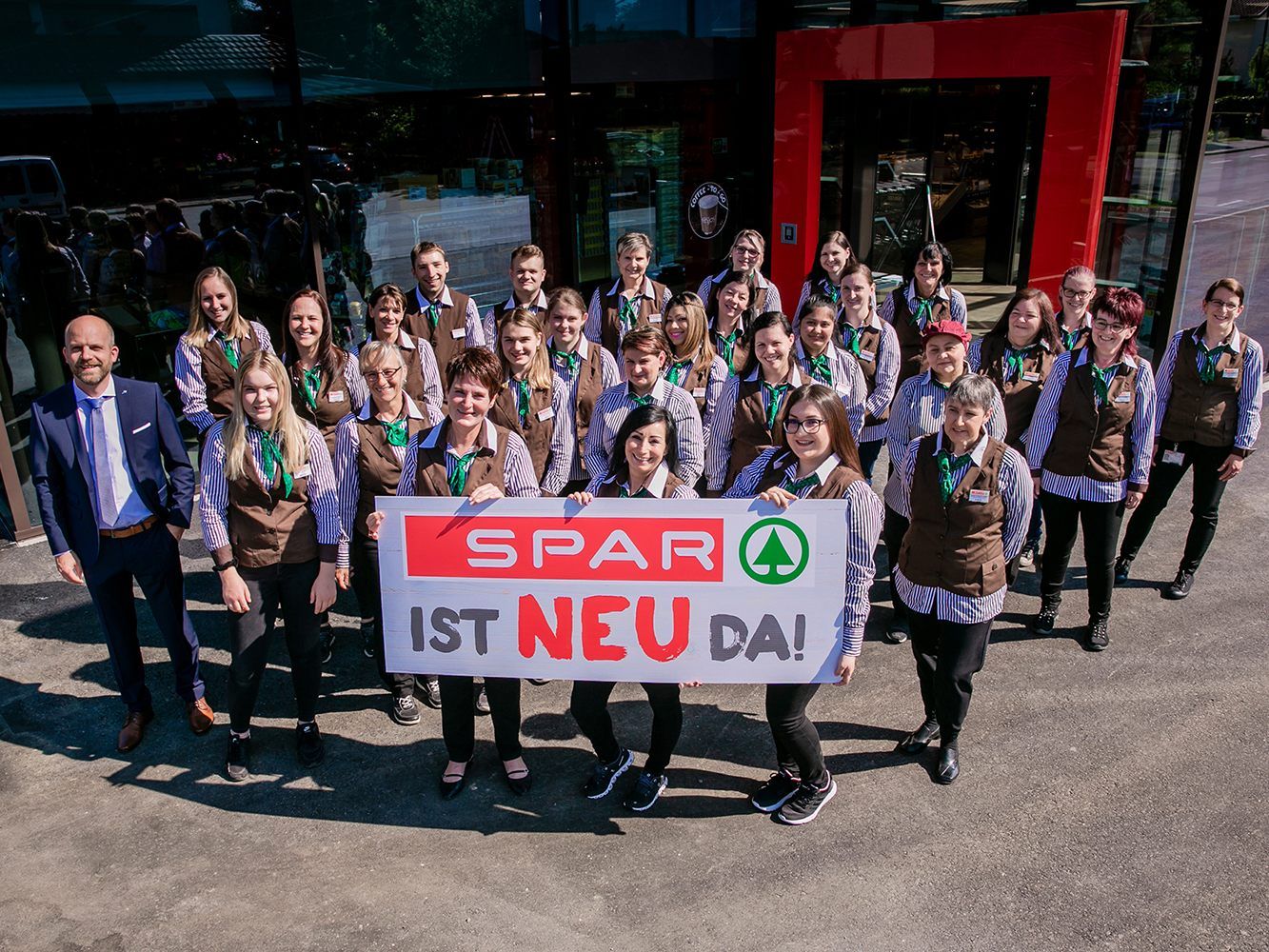 Marktleiterin Sandra Ciccolella und ihr Team begrüßen ihre Kunden ab Donnerstag, 25. Juni 2020 in ihrem neu gestalteten Geschäft. © HIRSCHBUEHL.fotografie